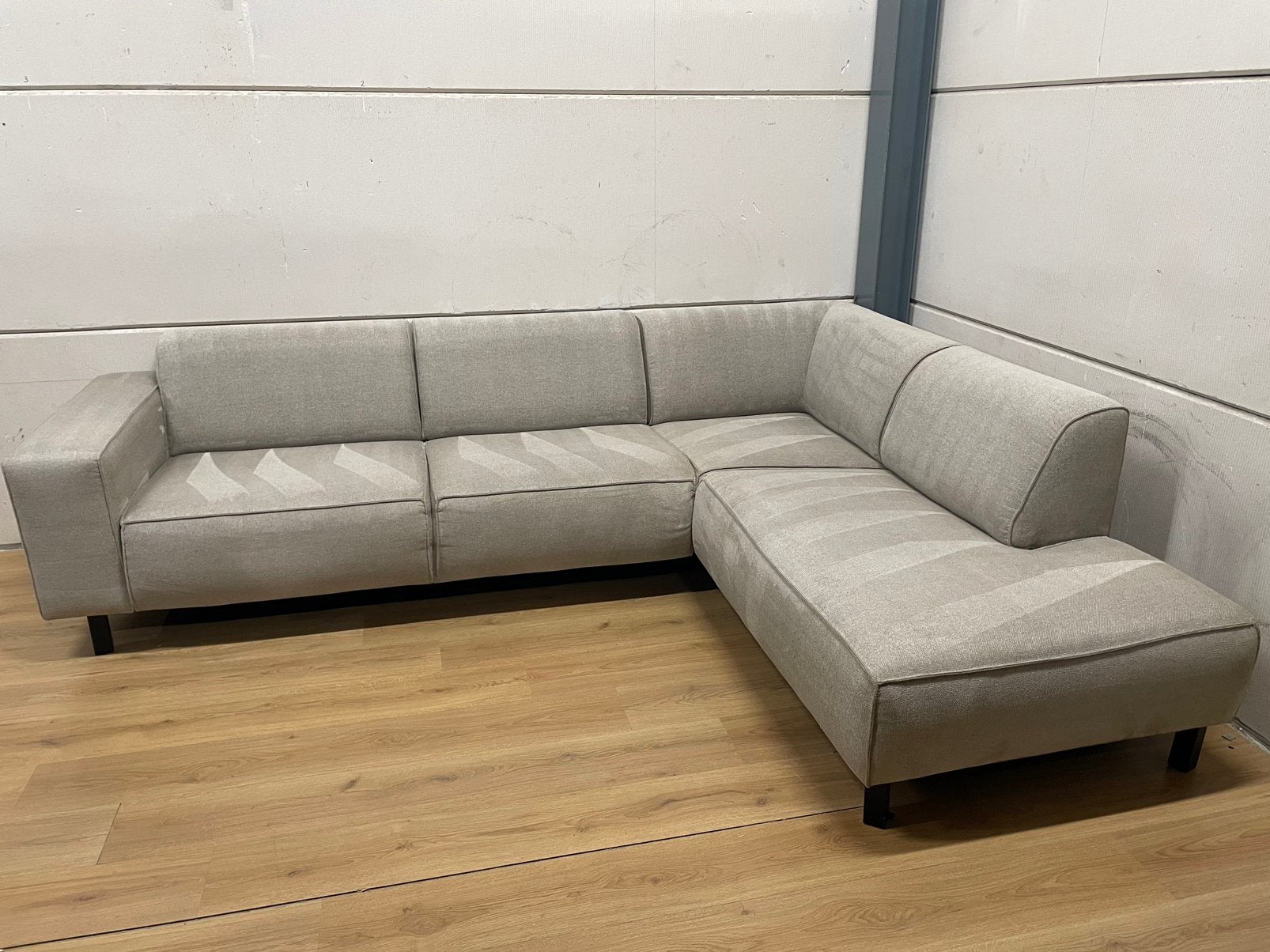 Mooie luxe suede beige creme hoekbank - GEREINIGD!!!