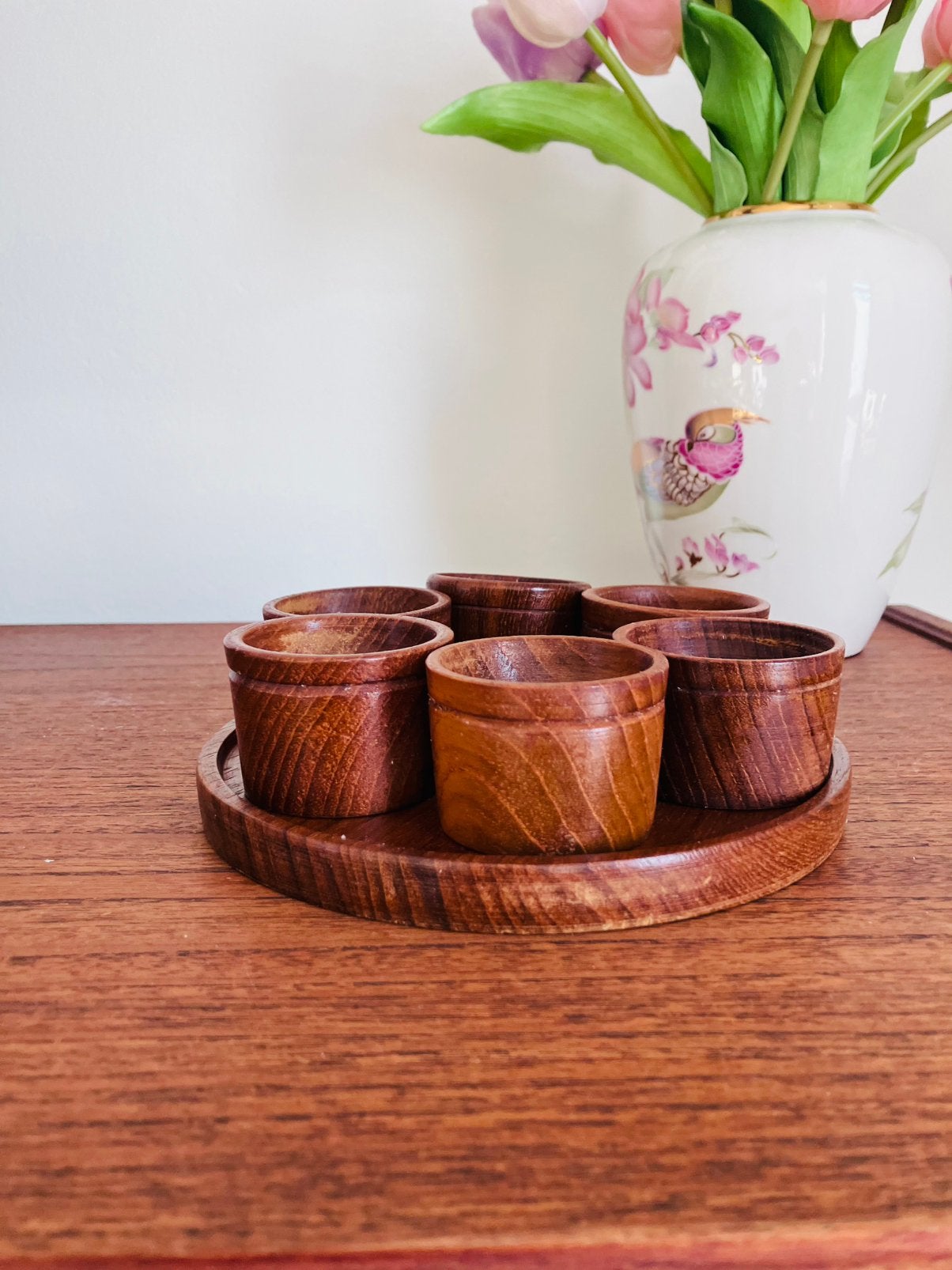 6 vintage eierdopjes op een rond schaaltje. Teak. Hout., Ophalen of Verzenden, Zo goed als nieuw, Hout