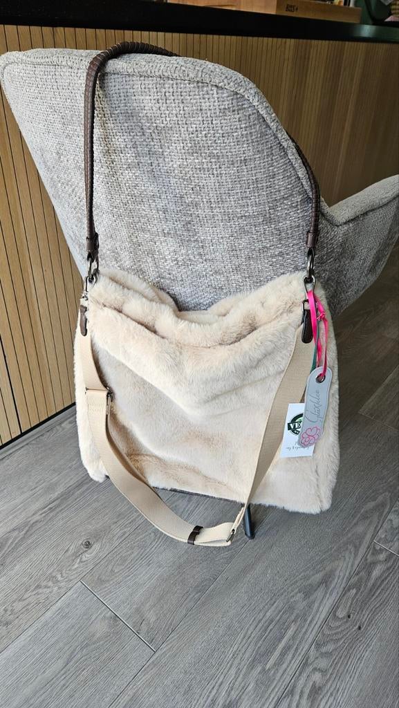 Glücksklee Nep Bont Tas Beige, Sieraden, Tassen en Uiterlijk, Tassen | Damestassen, Ophalen of Verzenden, Nieuw, Beige, Handtas