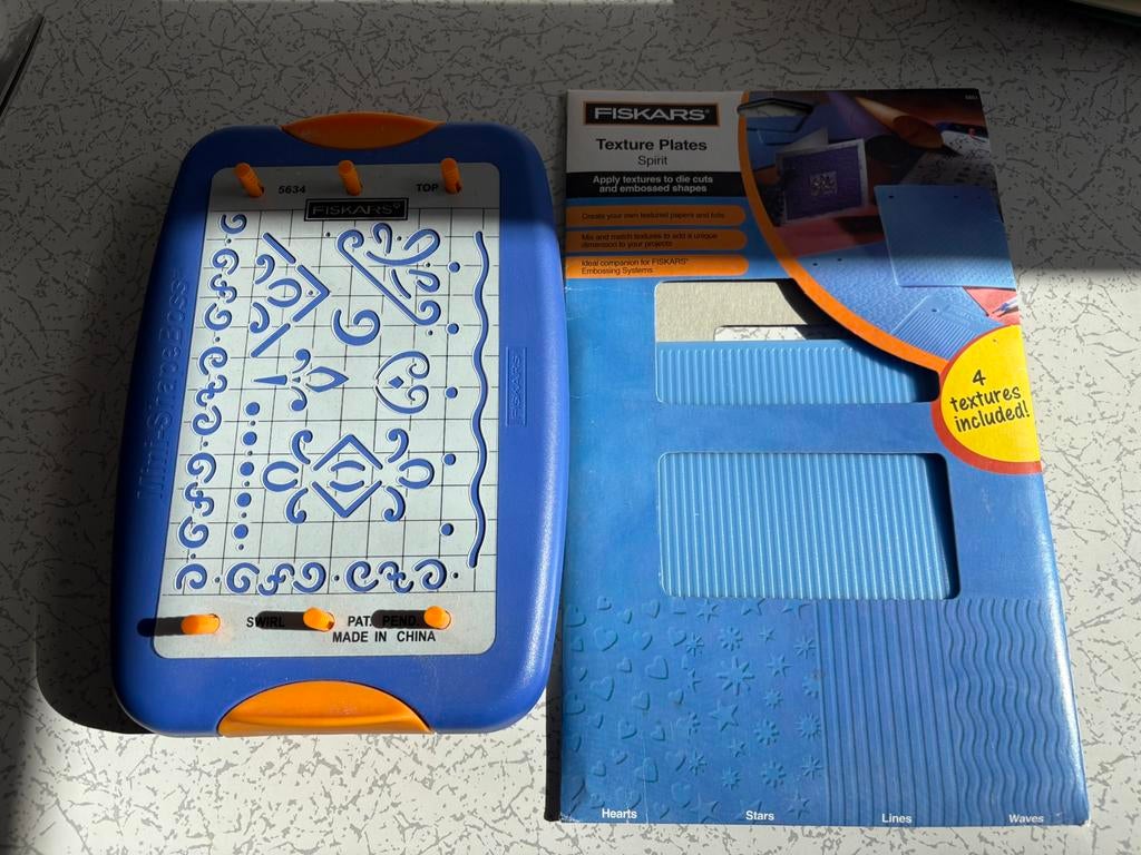 Fiskars embossing tool met extra mallen, Hobby en Vrije tijd, Scrapbooking, Ophalen of Verzenden, Nieuw, Overige typen
