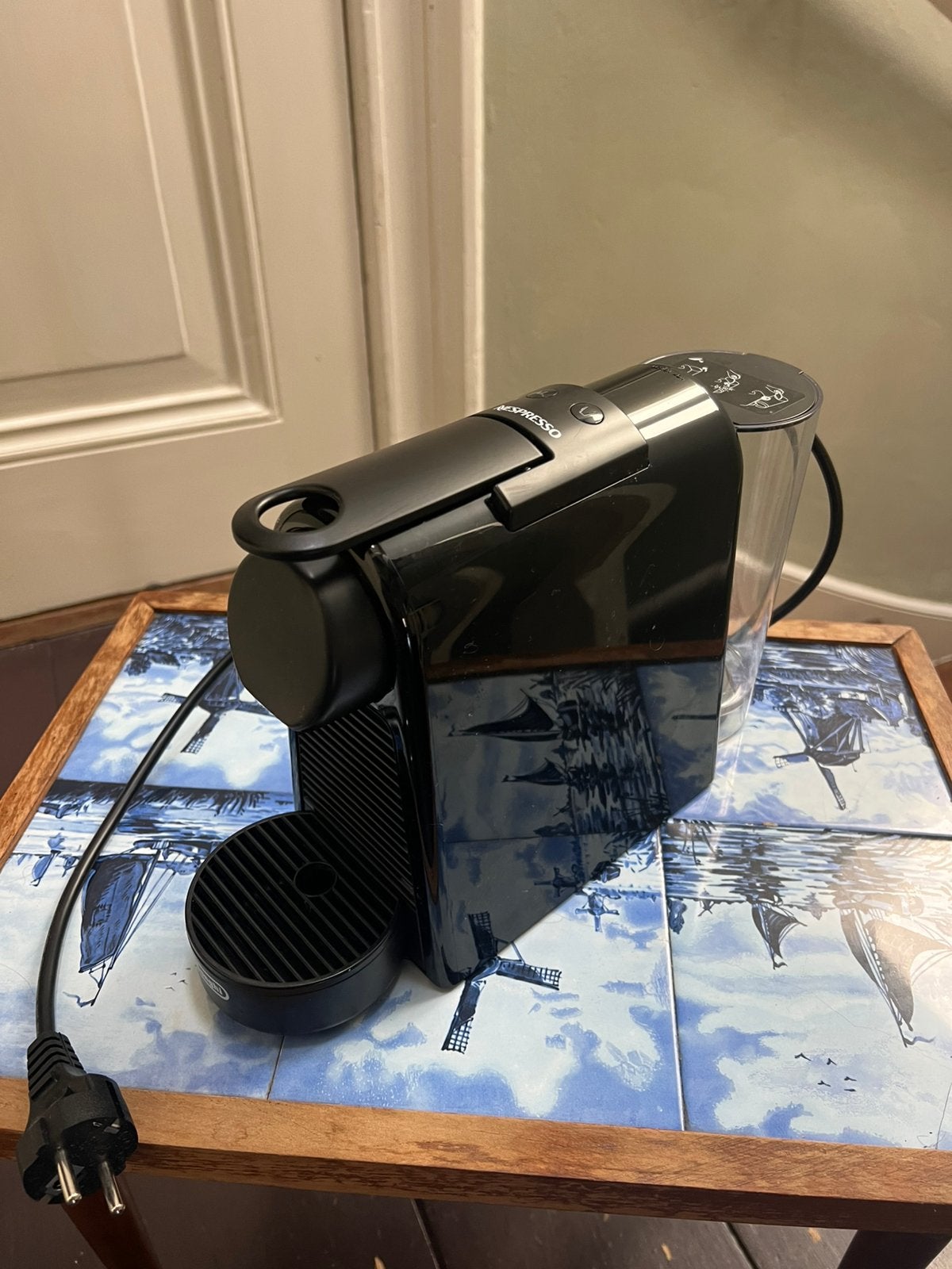 Nespresso De Longhi Essenza Capsule Coffee Machine, Witgoed en Apparatuur, Koffiezetapparaten, Ophalen, Zo goed als nieuw, Koffiemachine