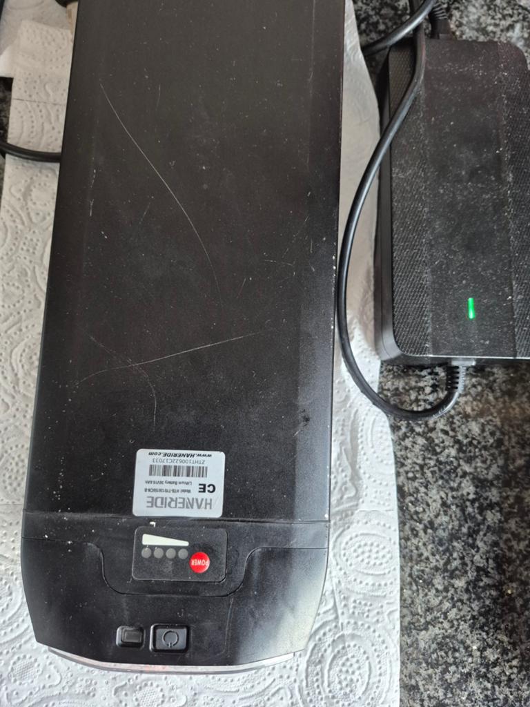 Brinckers fietsaccu met oplader en sleutels, Ophalen of Verzenden, 8mm