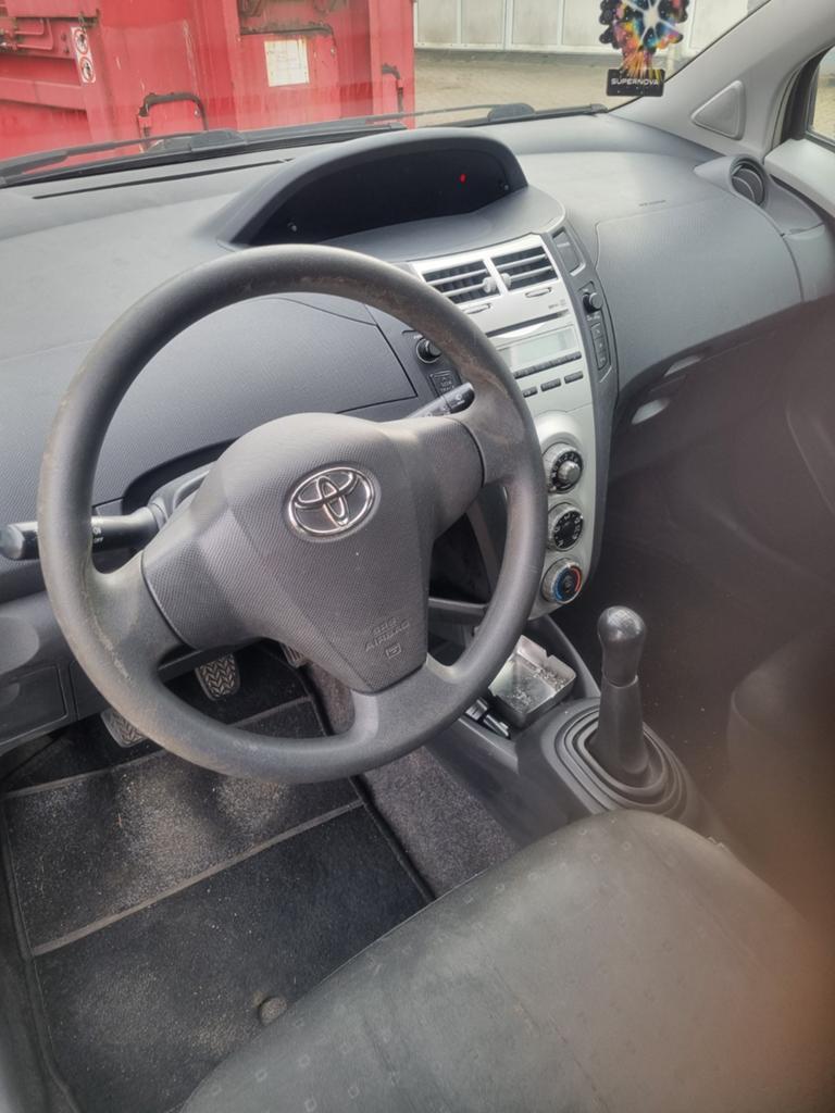 Toyota Yaris 1.0 12V Vvt-i 3DR Terra 2006 Zwart, Auto's, Voorwielaandrijving, 527 kg, 40 €/maand, 750 kg
