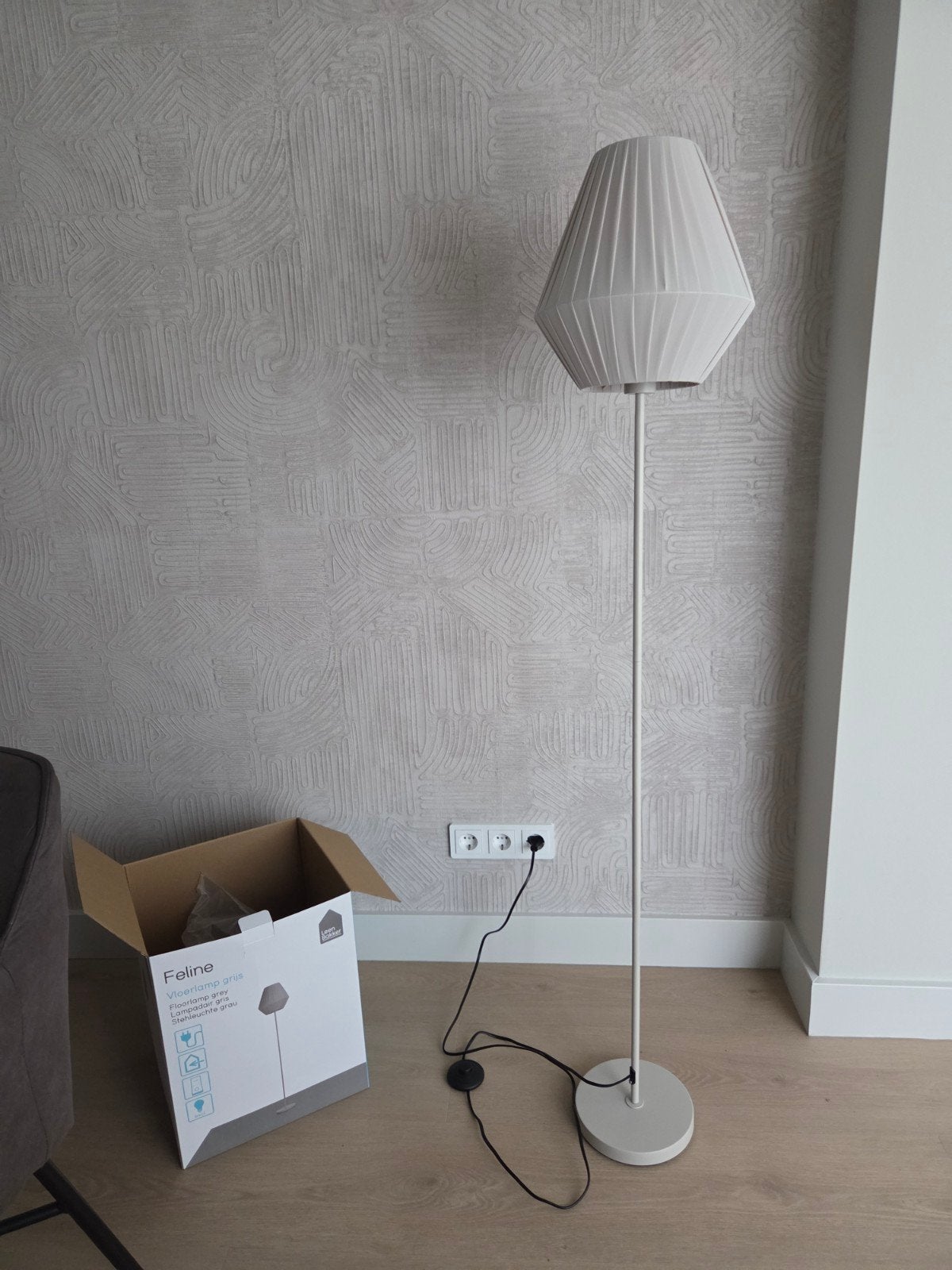 Feline vloerlamp heel licht grijs zgan, Ophalen, Zo goed als nieuw, 100 tot 150 cm