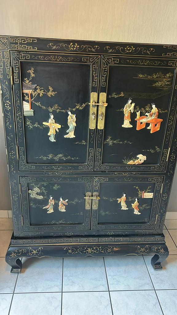 Elegante Chinese lakkast met ingelegde figuren, Huis en Inrichting, Kasten | Kledingkasten, Ophalen of Verzenden, Zo goed als nieuw