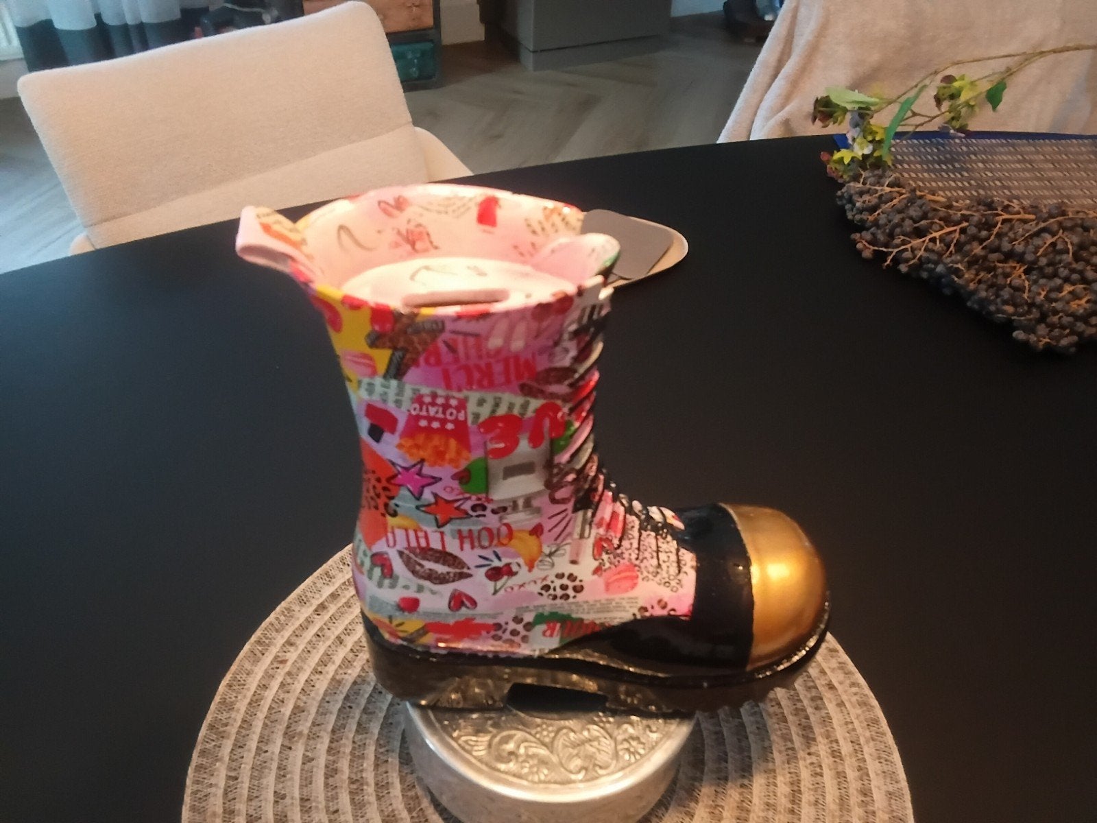 Unieke spaarpot in de vorm van een Dr. Martens laars, Meerkleurig, Kunststof, Ophalen of Verzenden, Zo goed als nieuw
