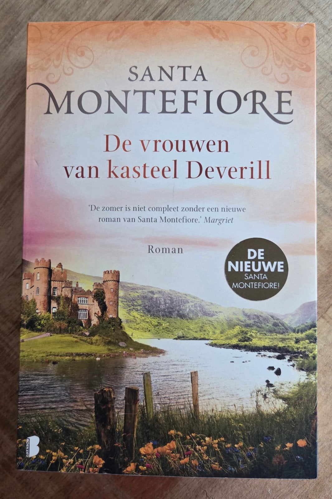Santa Montefiore - De vrouwen van kasteel Deverill, Boeken, Ophalen of Verzenden, Zo goed als nieuw, Santa Montefiore