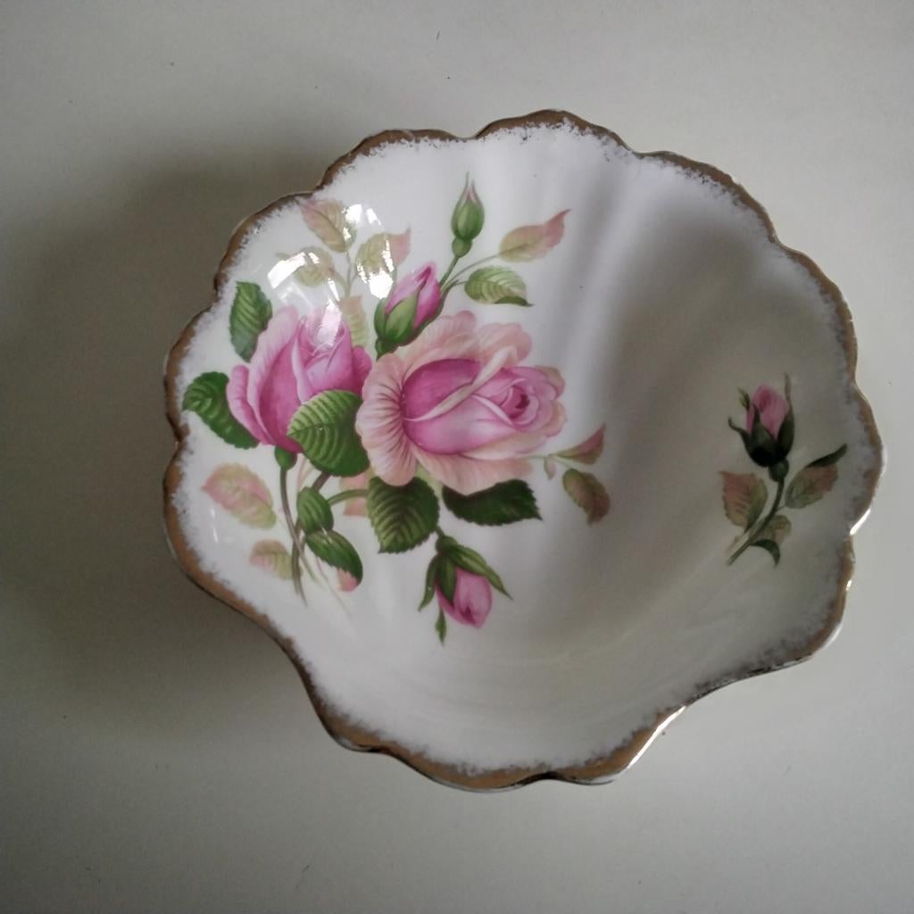Royal albert anniversery rose schaaltje, Huis en Inrichting, Keuken | Servies, Ophalen of Verzenden, Overige stijlen, Porselein