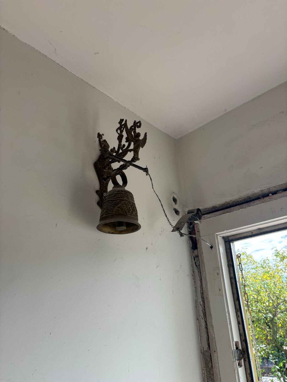 Antieke Deurbel met Sierlijke Bronzen Houder, Ophalen of Verzenden