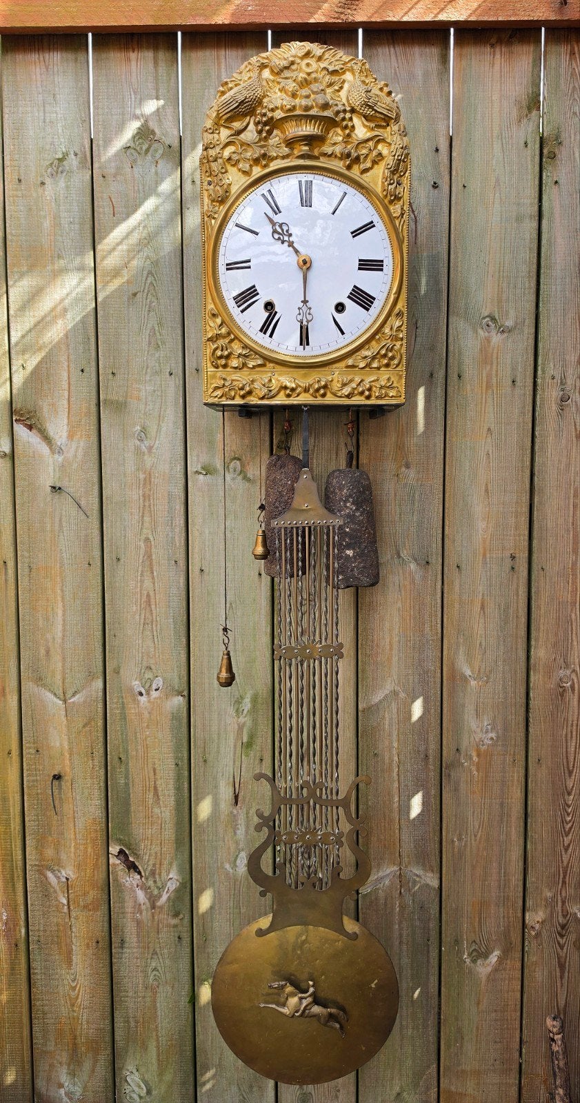 antieke comtoise klok ±1840 met mechaniek in de slinger €100, Ophalen