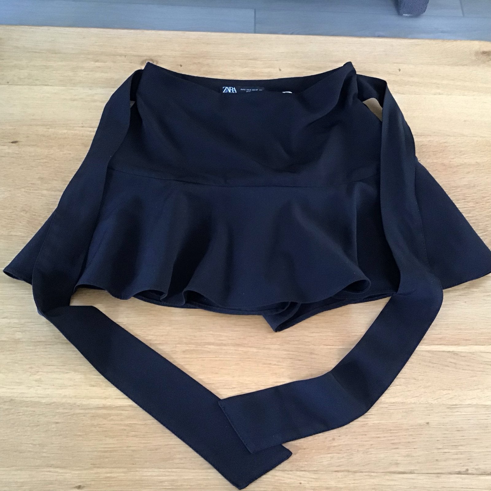 Zwarte Zara skort met ruches en strikband, maat S/34, Zwart, Ophalen of Verzenden, Zo goed als nieuw, Maat 34 (XS) of kleiner