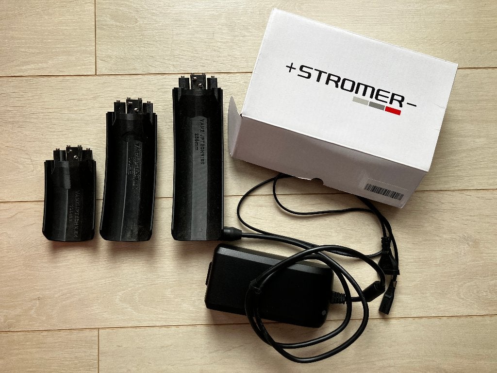 Originele Stromer CR246 Oplader (48V) + Spatbordverlengers, Ophalen of Verzenden, Zo goed als nieuw