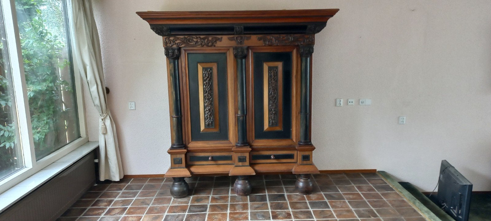 Antieke Kast met Rijkelijk Houtsnijwerk, Antiek en Kunst, Ophalen