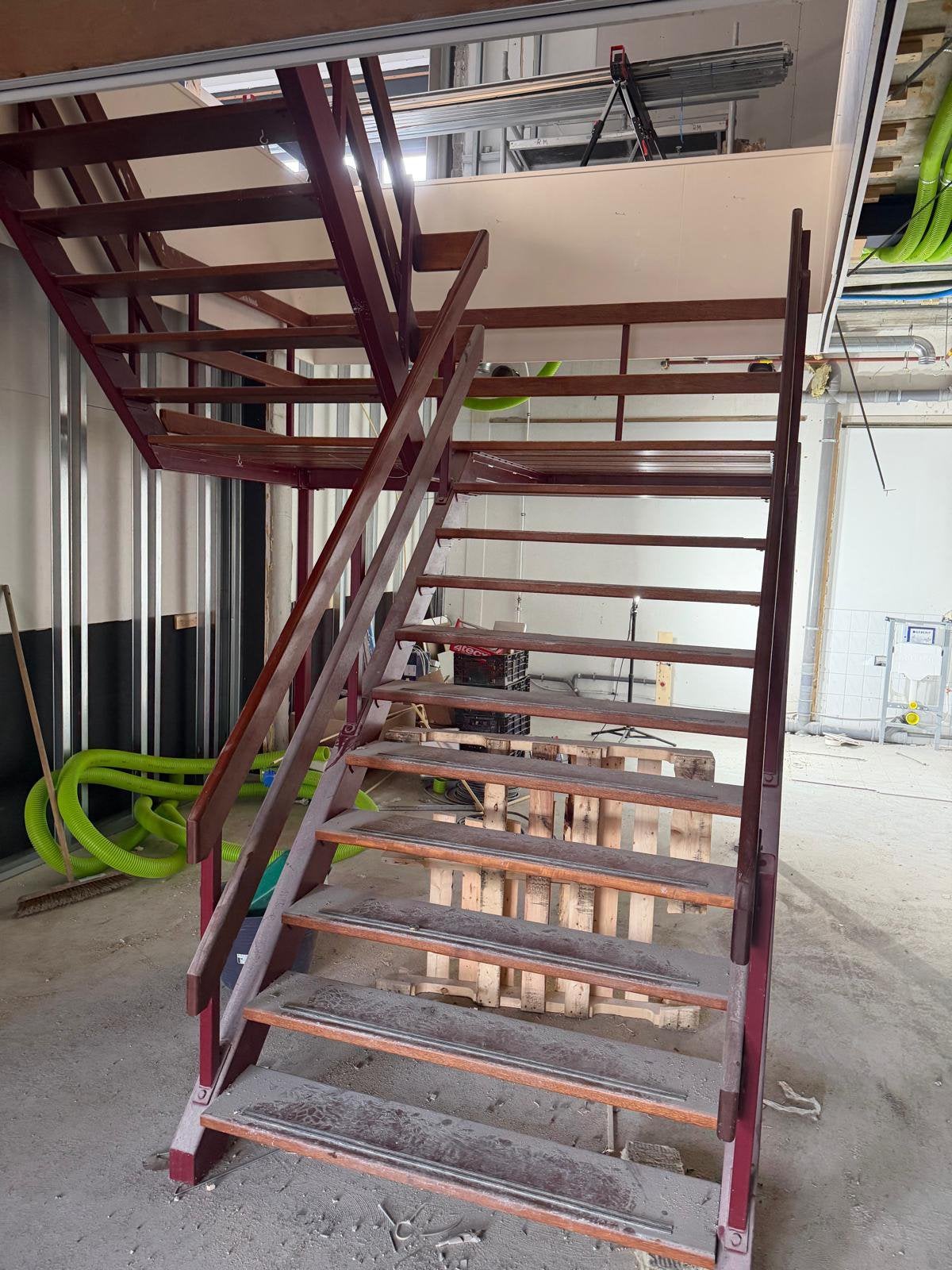 Grote stalen trap met tussenbordes – 4 meter hoog
