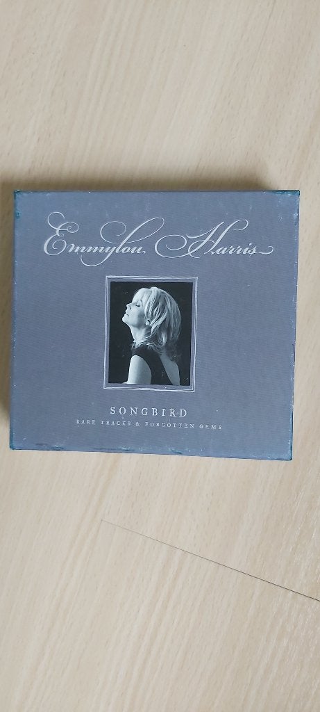 Emmylou Harris Songbird Rare Tracks 4 CD+1DVD Box, Gebruikt, Boxset, Pop, Ophalen of Verzenden