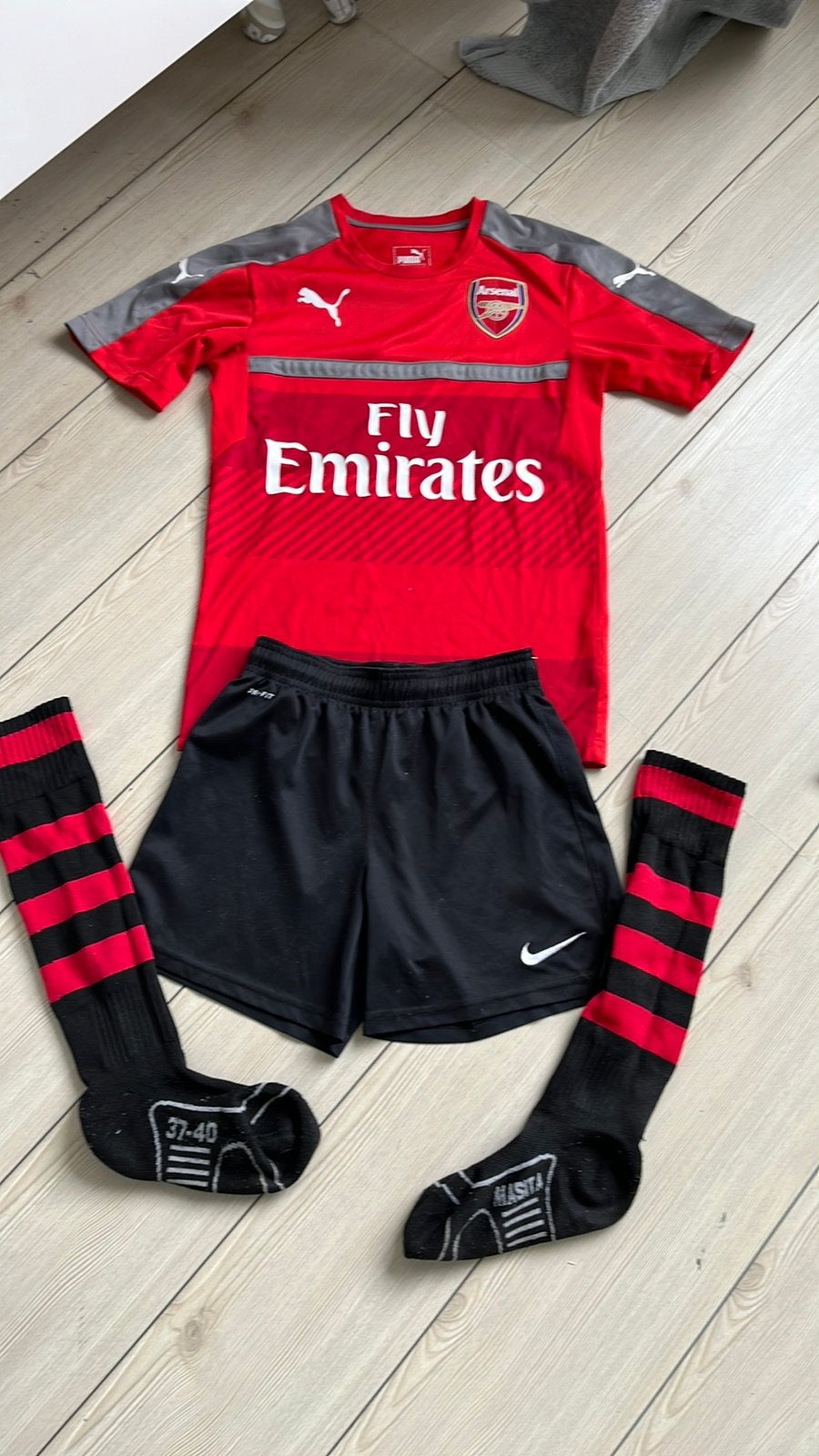 152 158 sport set korte nike broek fly emirates rood shirt, Ophalen of Verzenden, Zo goed als nieuw, Meisje, Sport- of Zwemkleding