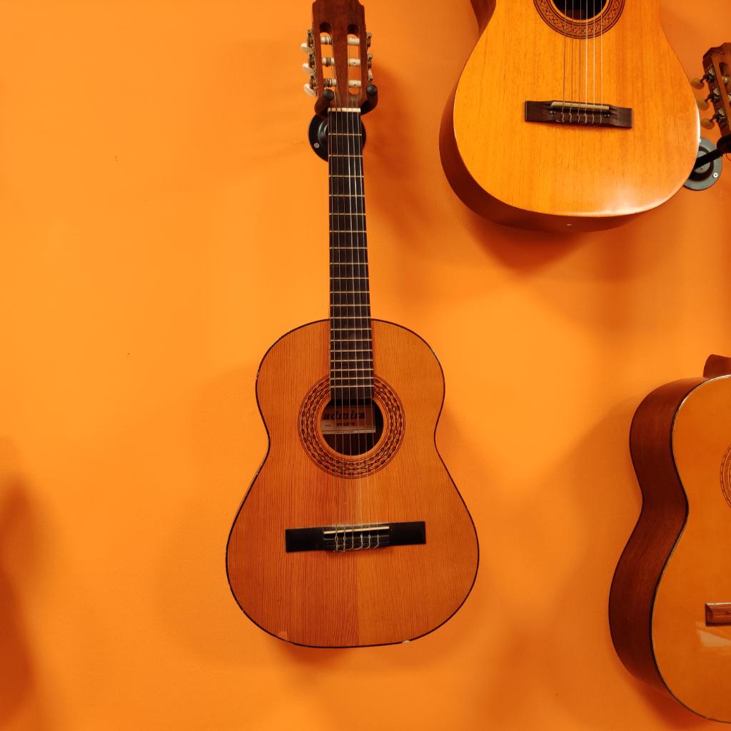 Klassieke Spaanse Gitaar Admira Infante nu voor €69.99, Muziek en Instrumenten, Snaarinstrumenten | Banjo's, Ophalen, Gebruikt