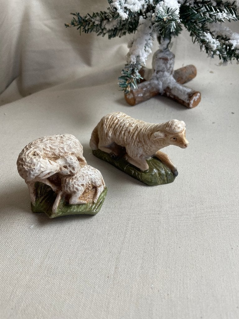 2 schapenbeeldjes voor de kerststal A. Perree 762, Ophalen of Verzenden, Gebruikt