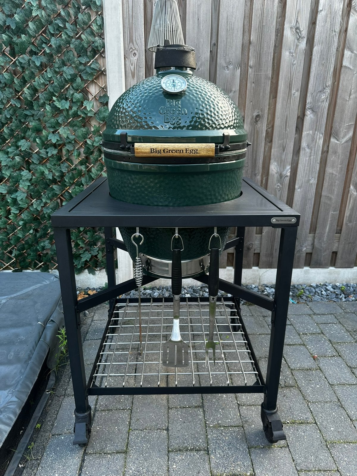 Big Green Egg Large + Frame., Ophalen, Zo goed als nieuw, Met accessoires