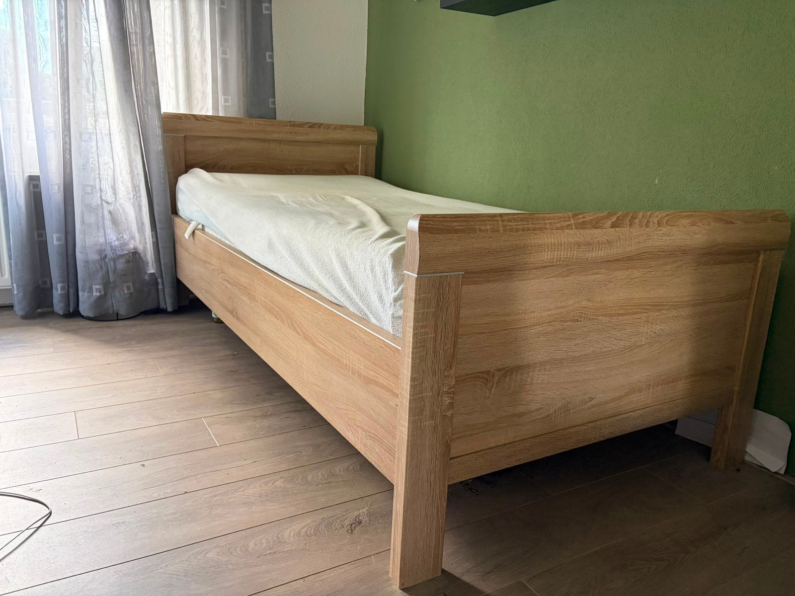 Houten seniorenbed met elektrische verstelbare bodem, Huis en Inrichting, Slaapkamer | Bedden, Ophalen, Eenpersoons, Bruin, 210 cm