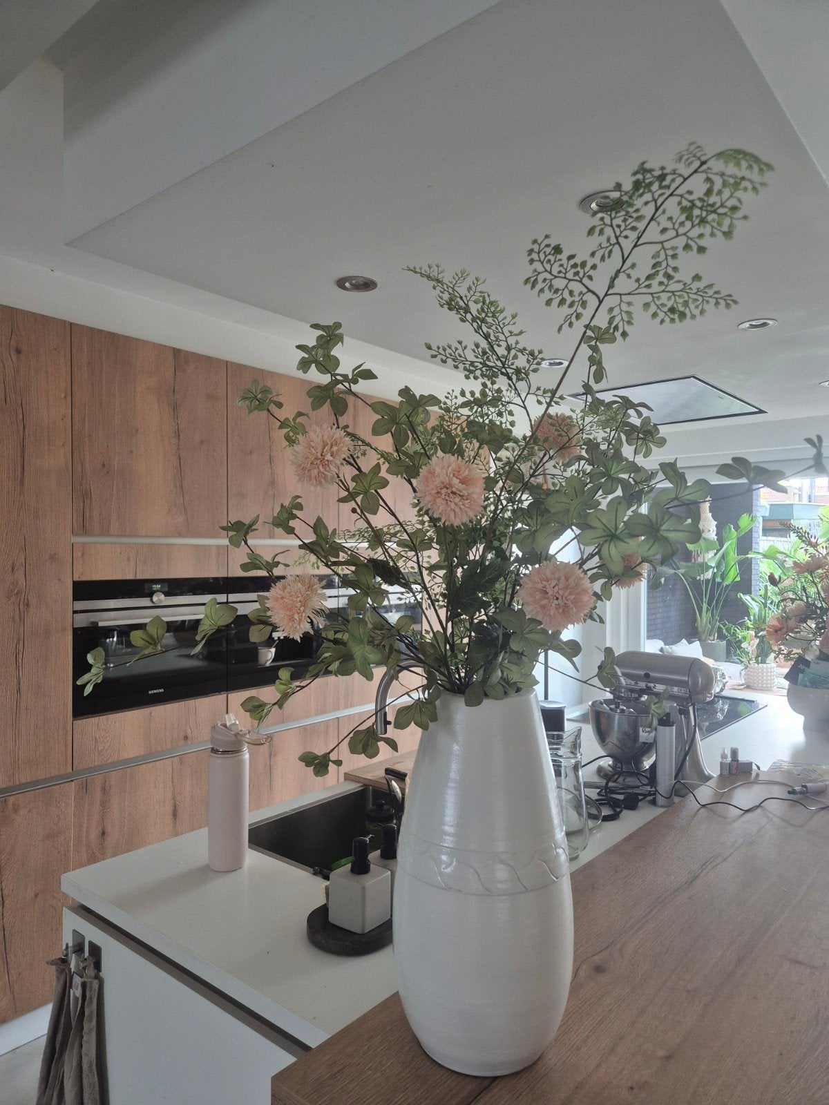 Cremekleurige stenen vaas met zijden bloemen en takken, Beige, Inclusief decoratie, Ophalen of Verzenden, Zo goed als nieuw