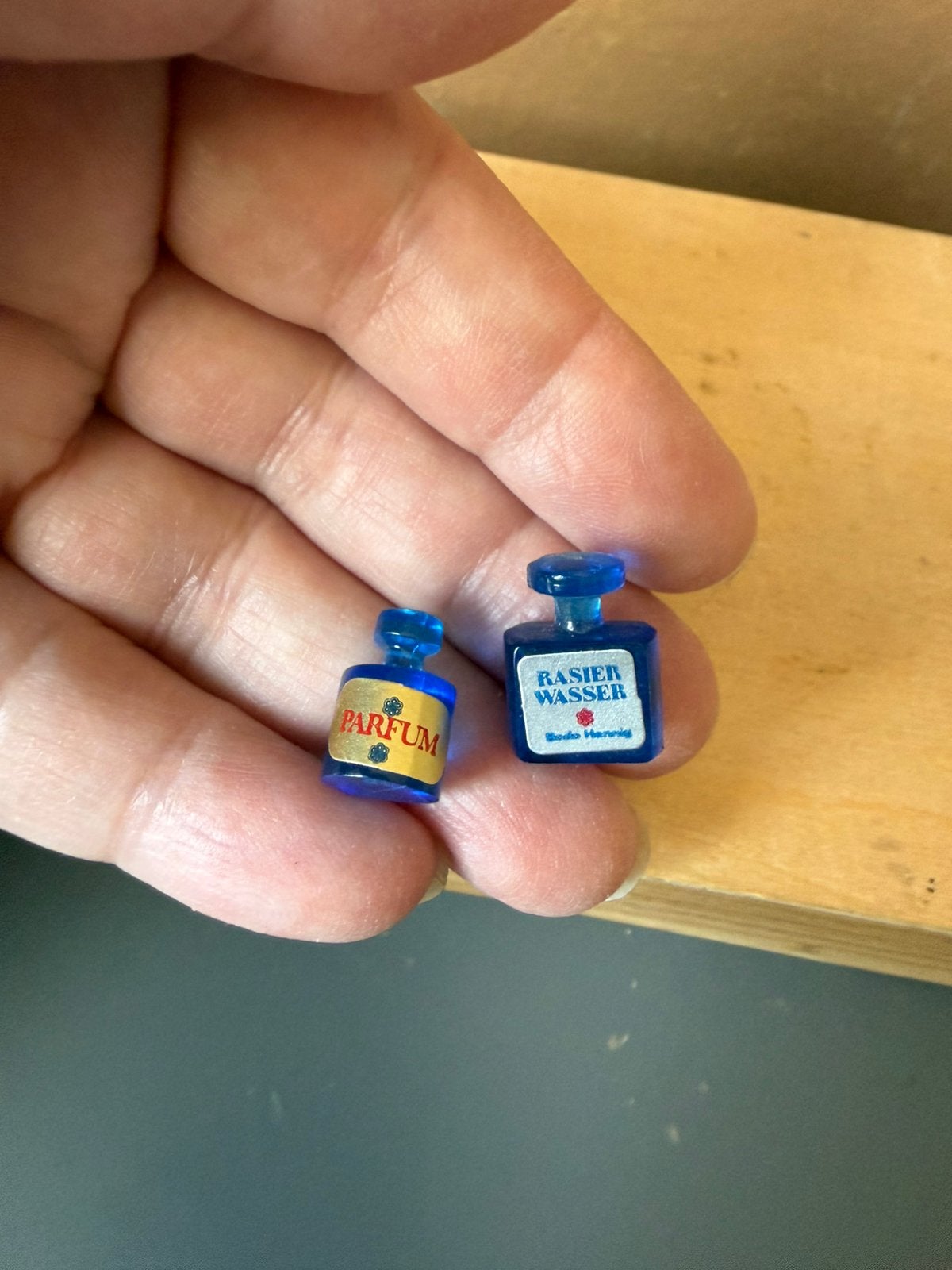 2x Bodo Hennig fles - 1.5 en 1.7cm hoog - kunststof, Ophalen of Verzenden, Zo goed als nieuw, Poppenhuis