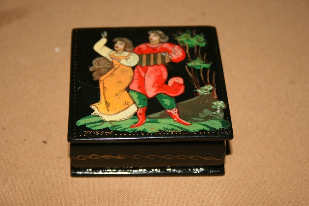 Russisch lakdoosje laque doosje gesigneerd, Antiek en Kunst, Ophalen of Verzenden