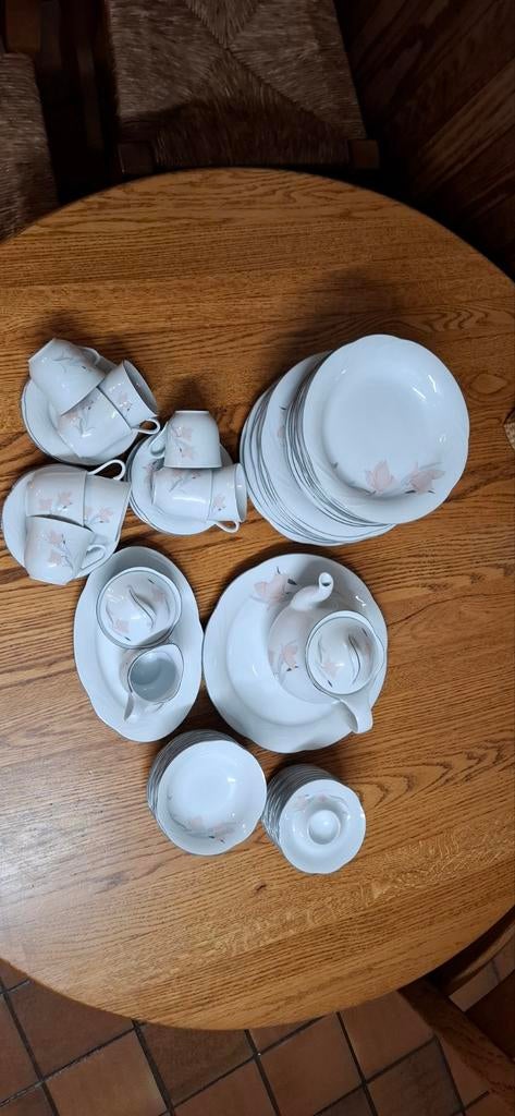 Wit servies met roze bloemetjes, Huis en Inrichting, Keuken | Servies, Ophalen