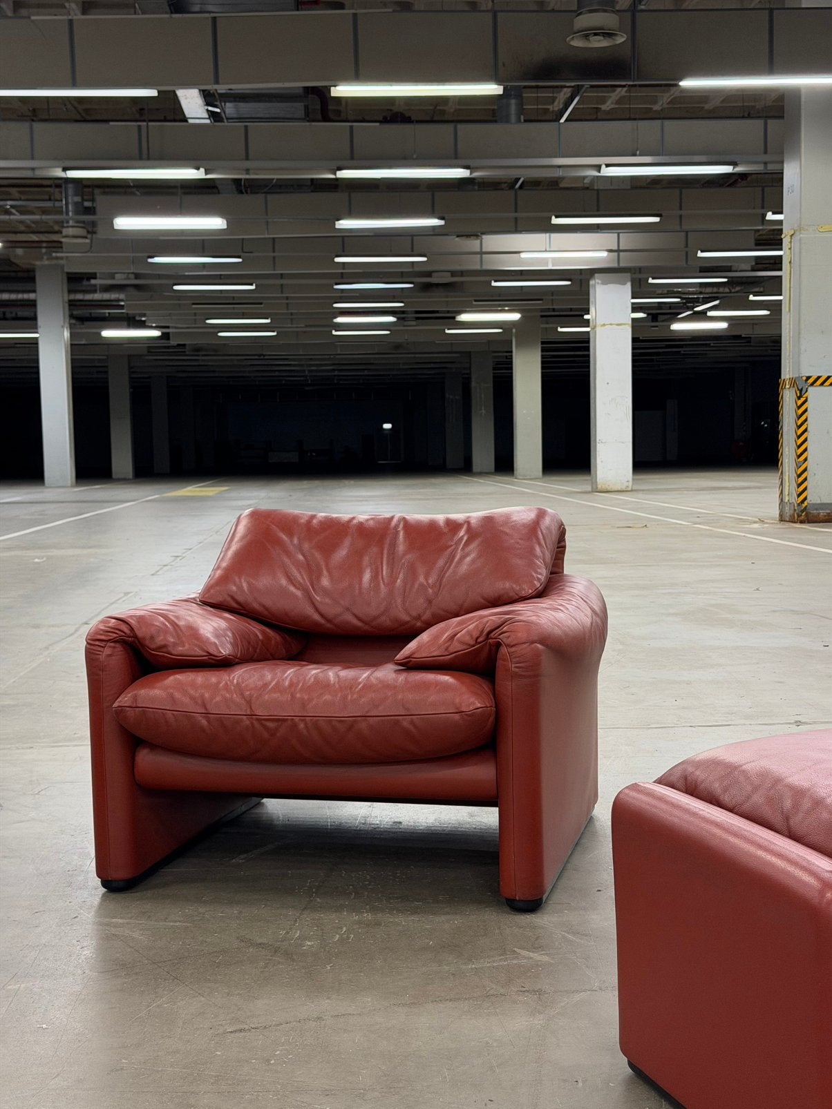 Foto 3 van Cassina Maralunga Fauteuils + Ottoman | Leer