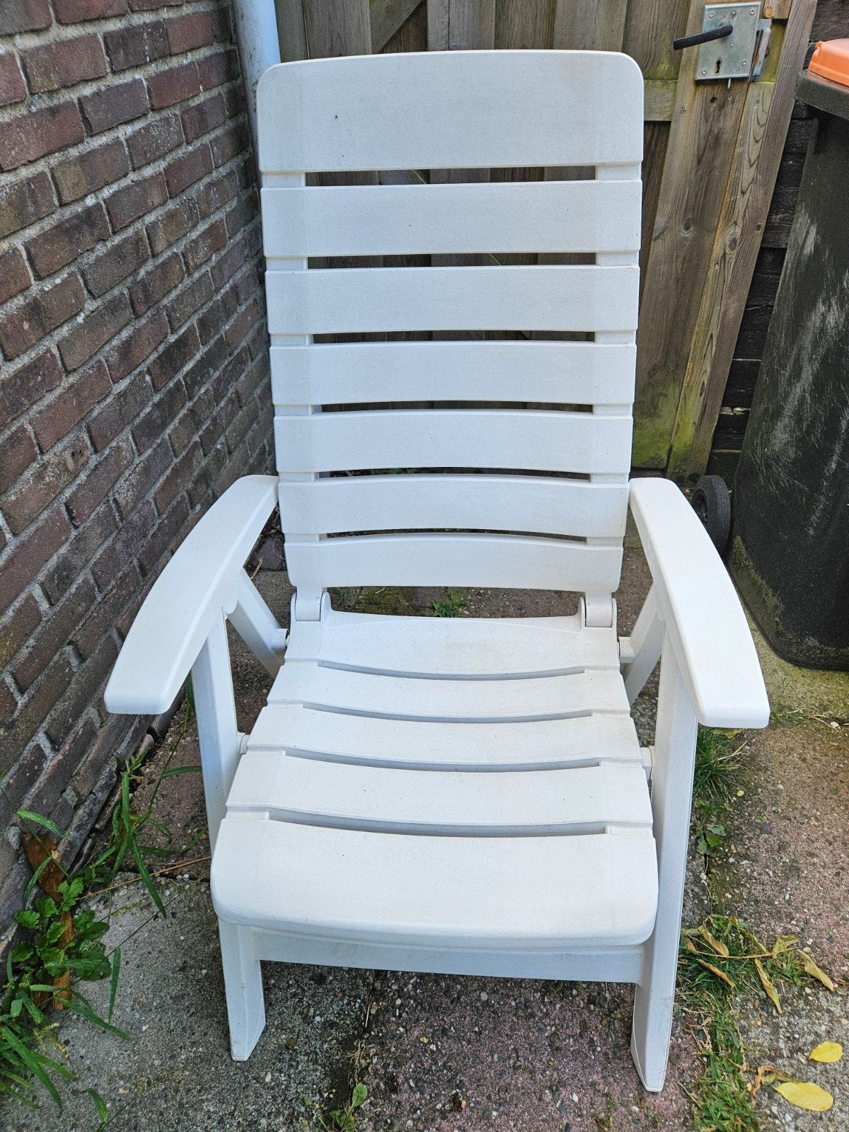 Gratis tuinstoelen met kussens en bijzettafel, Ophalen of Verzenden, Gebruikt, Kunststof, Bijzettafel