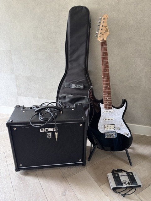 elektrische gitaar G250, Boss MKII versterkerker, Footswitch, Muziek en Instrumenten, Ophalen, Zo goed als nieuw, Gitaar, Minder dan 50 watt