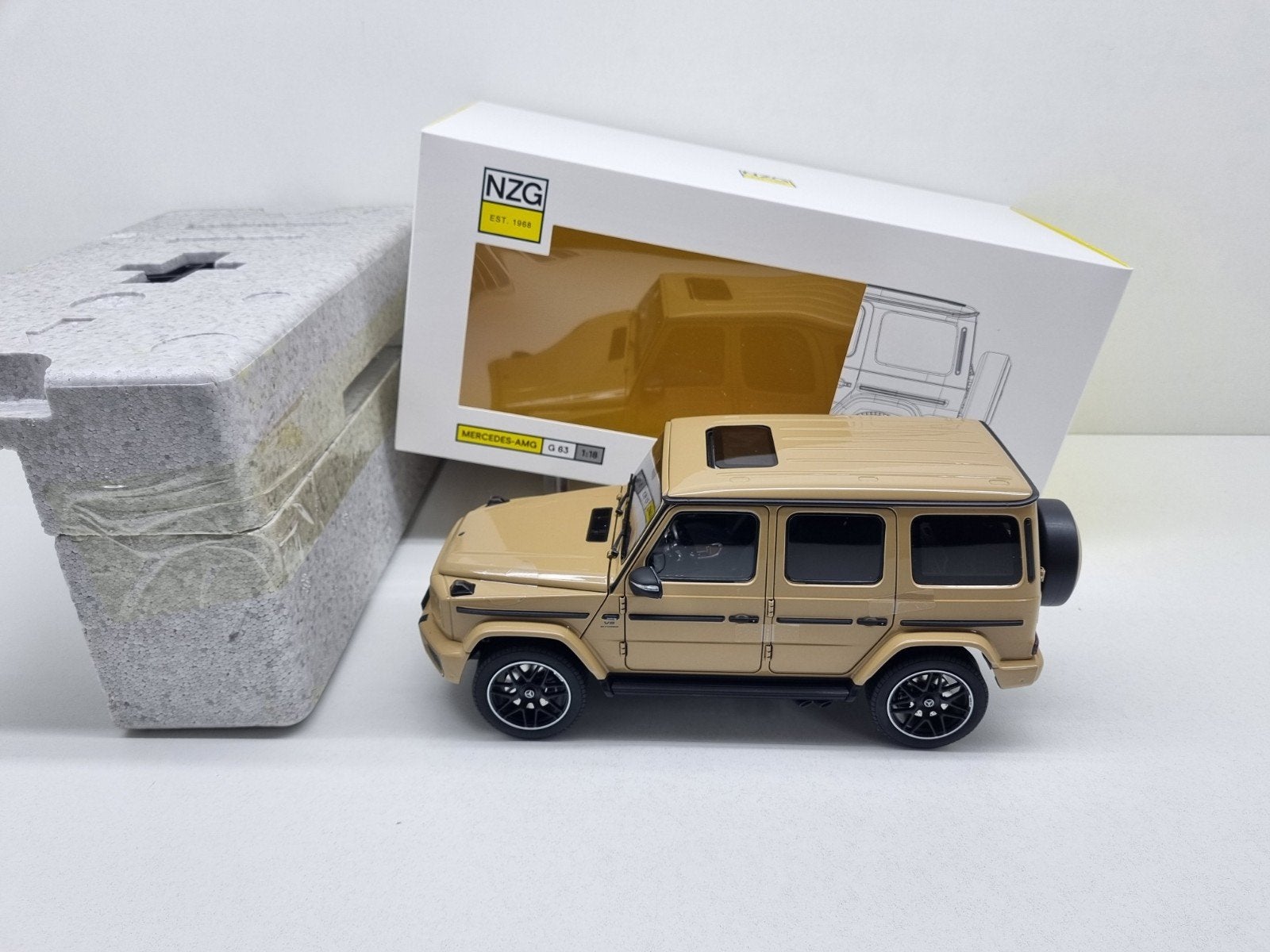 Nzg
Mercedes-Benz G63 AMG W465
Desert Sand
1:18 Nieuw, Hobby en Vrije tijd, Modelauto's | 1:18, Ophalen of Verzenden, Nieuw, Auto
