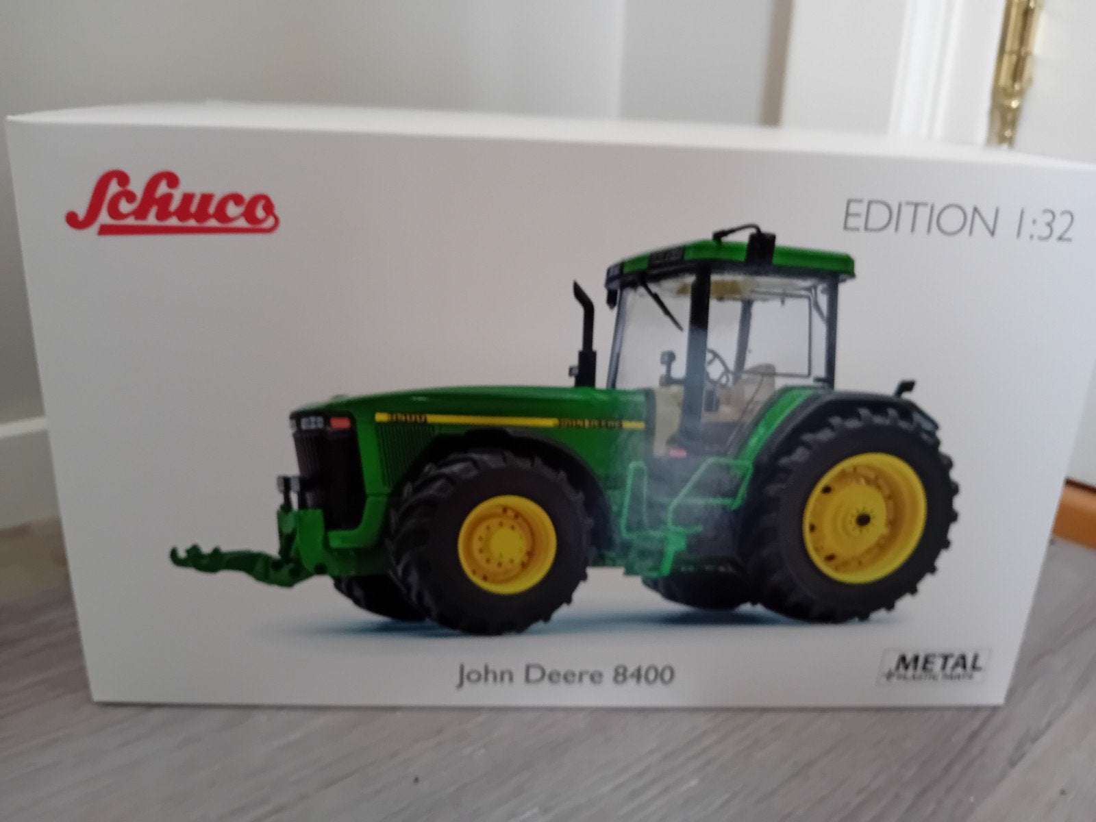 John deere 8400 schuco, Hobby en Vrije tijd, Modelauto's | 1:32, Ophalen of Verzenden, Nieuw, Tractor of Landbouw, Schuco