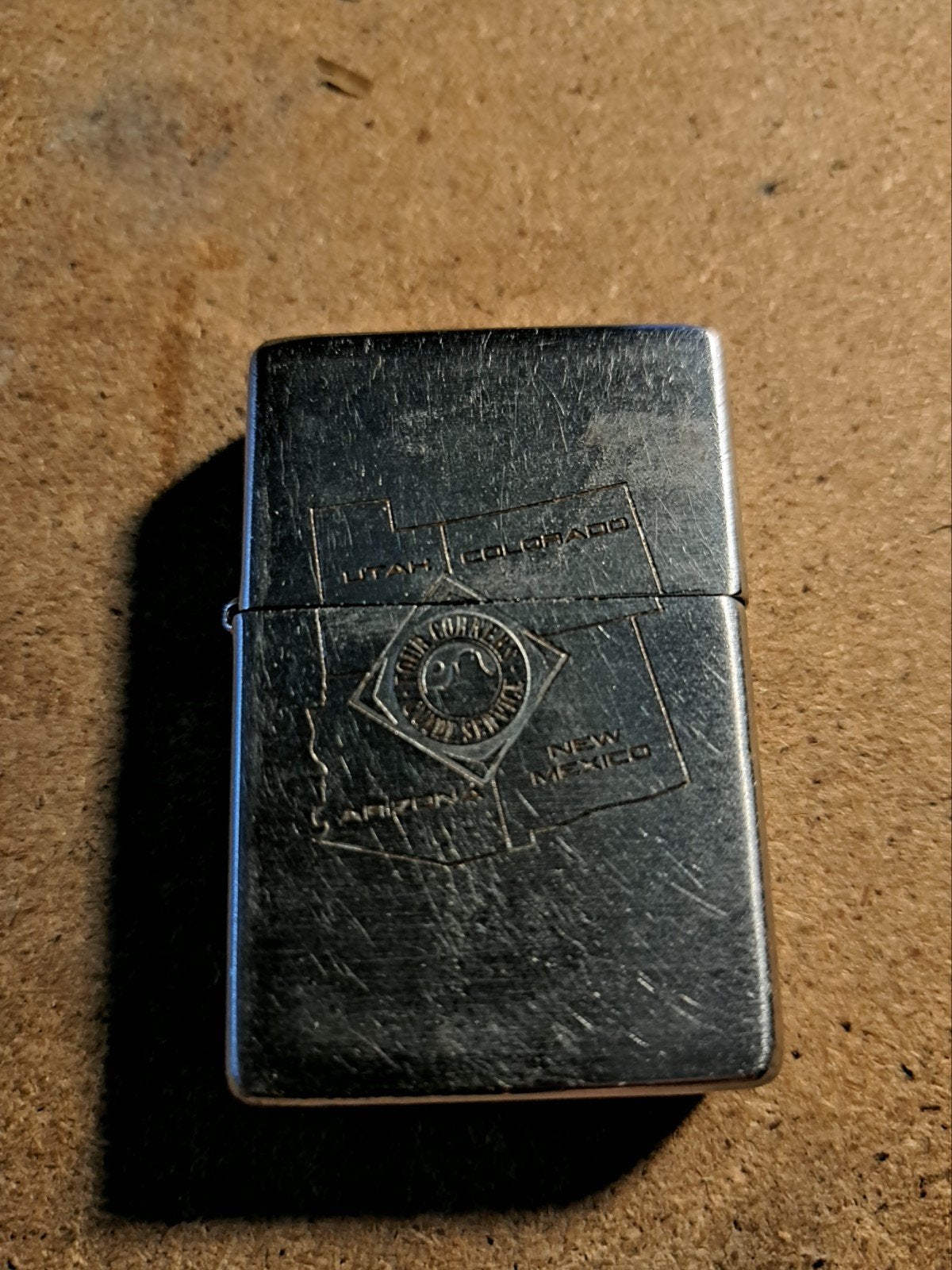 Zippo aansteker Marlboro met kaartgravure, Ophalen of Verzenden, Gebruikt, Aansteker