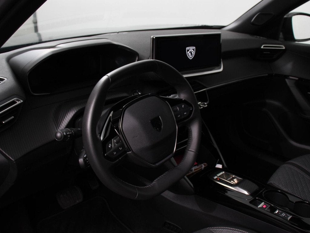 Peugeot e-2008 EV Allure 50 kWh Navigatie Apple Carplay/Andr, Auto's, Peugeot, 136 pk, Gebruikt, Leder en Stof, Zwart