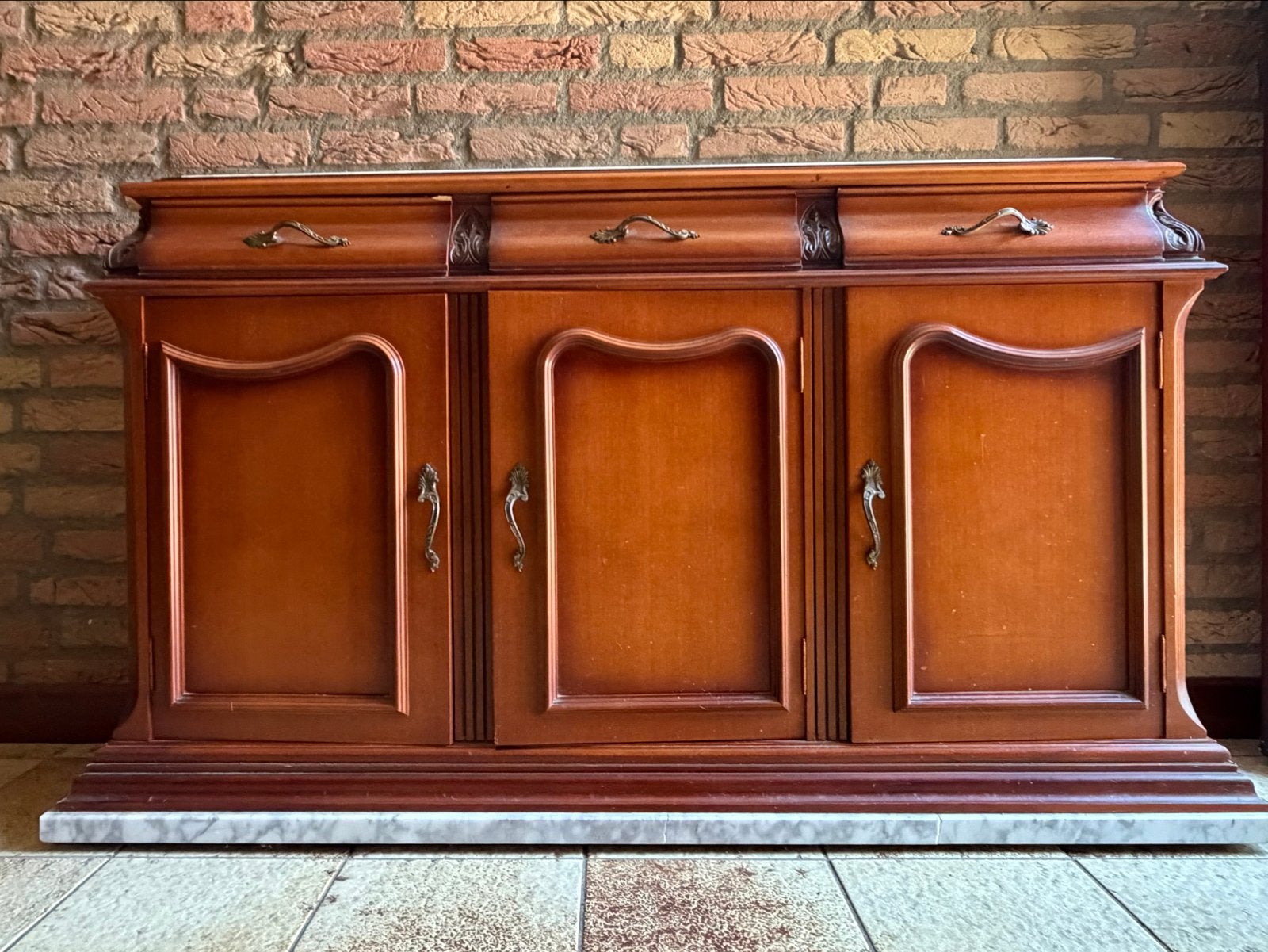 Klassiek dressoir met marmeren/steen blad, Ophalen