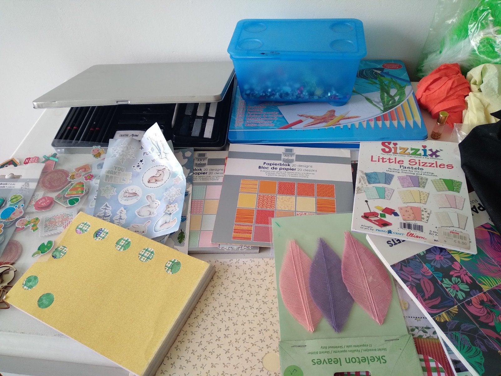 Grote partij knutselspullen: papier, potloden, stickers, Ophalen of Verzenden