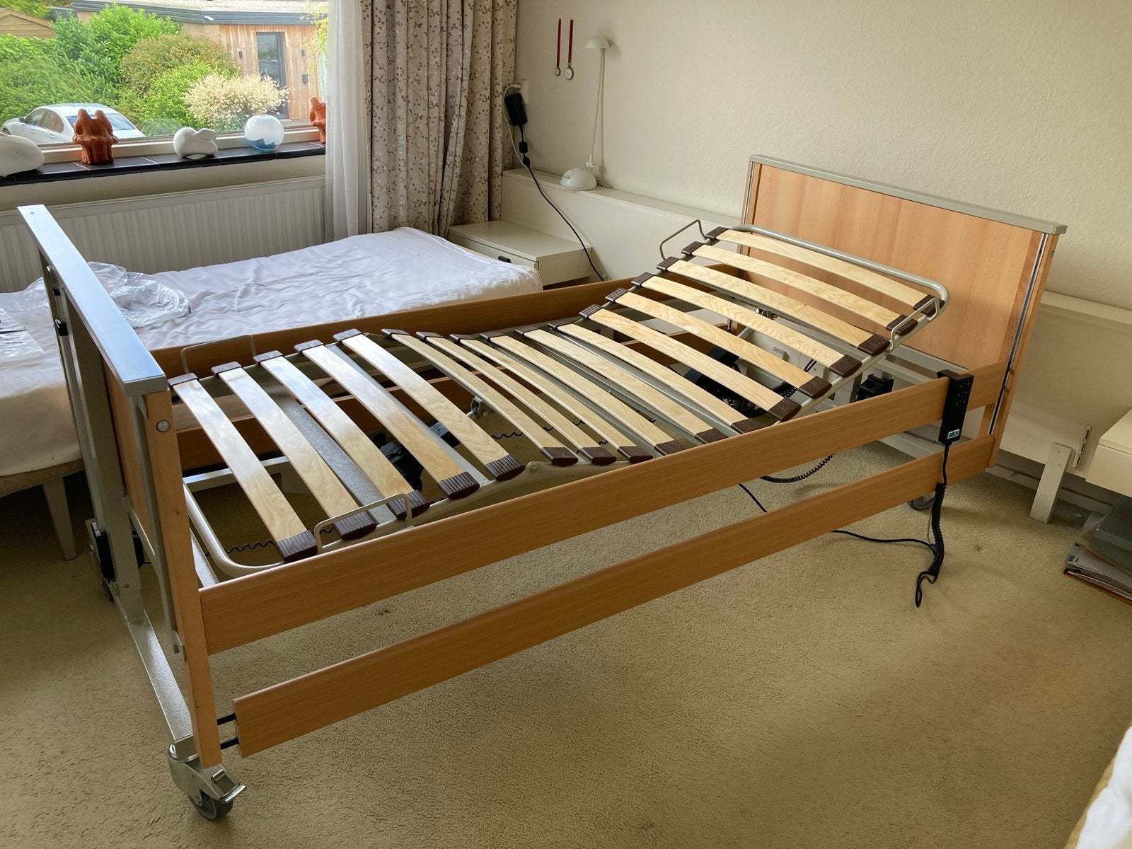 Elektrisch Verstelbaar Hoog/laag seniorenbed - AKS, Huis en Inrichting, Slaapkamer | Bedden, Ophalen, Verstelbaar, 90 cm, Zo goed als nieuw