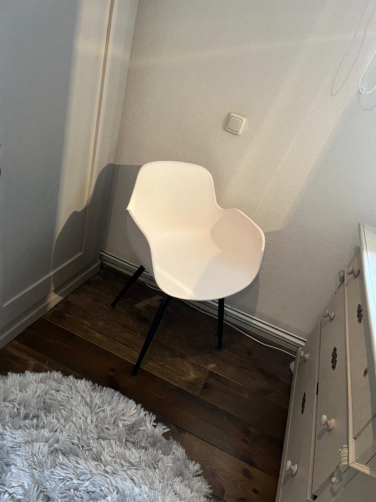 Leuke kuipstoel gratis!!!, Huis en Inrichting, Stoelen, Ophalen, Kunststof, Gebruikt, Wit