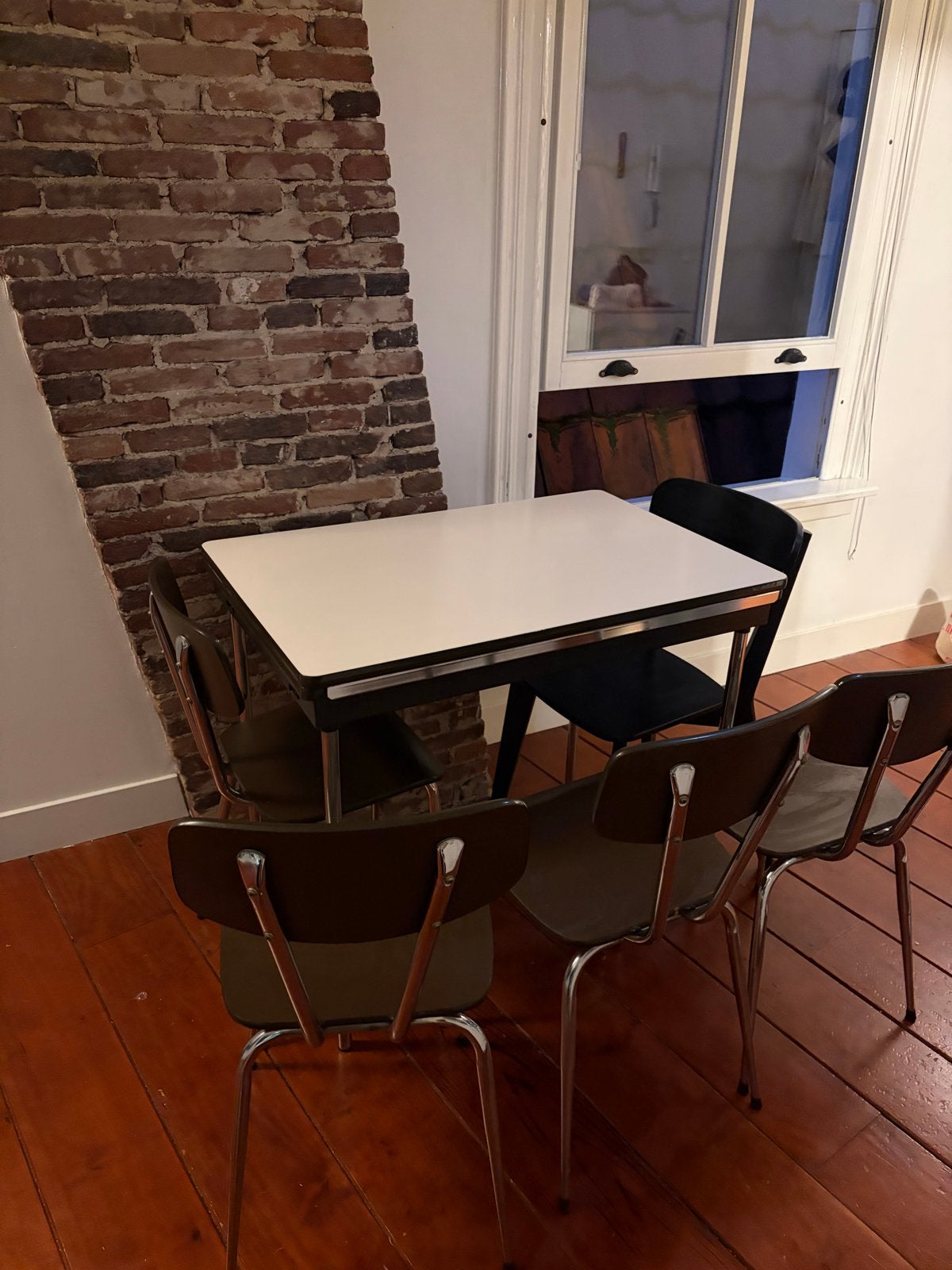 Foto 3 van Uitschuifbare eettafel met 5 stoelen (met spoed)