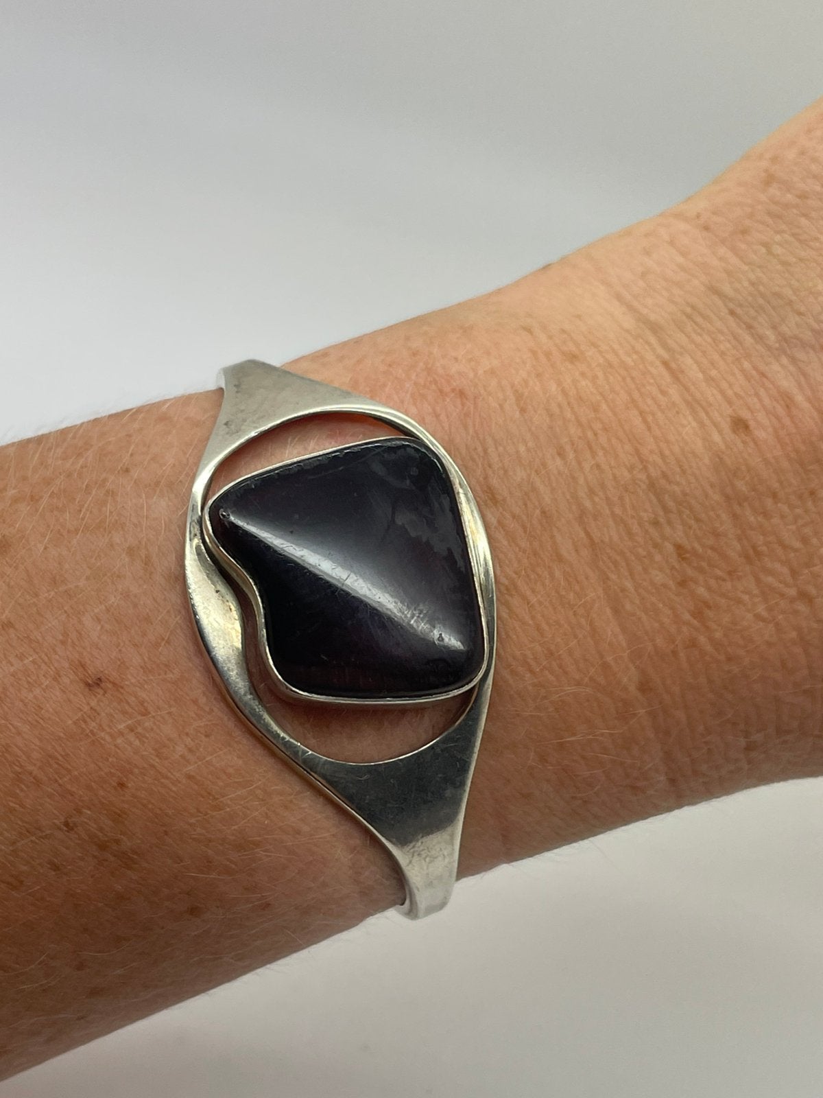 E706 Prachtige zilveren bangle met barnsteen, Ophalen of Verzenden, X, Met edelsteen, Zilver