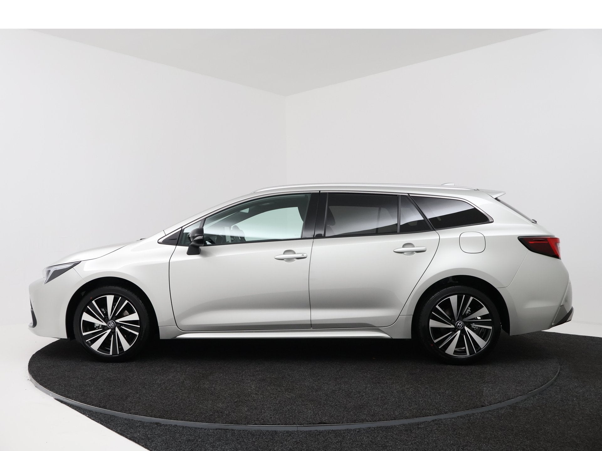 Toyota Corolla Touring Sports Hybrid 140 Dynamic | Navigatie, 12 maanden, Zwart, 4 cilinders, Nieuw