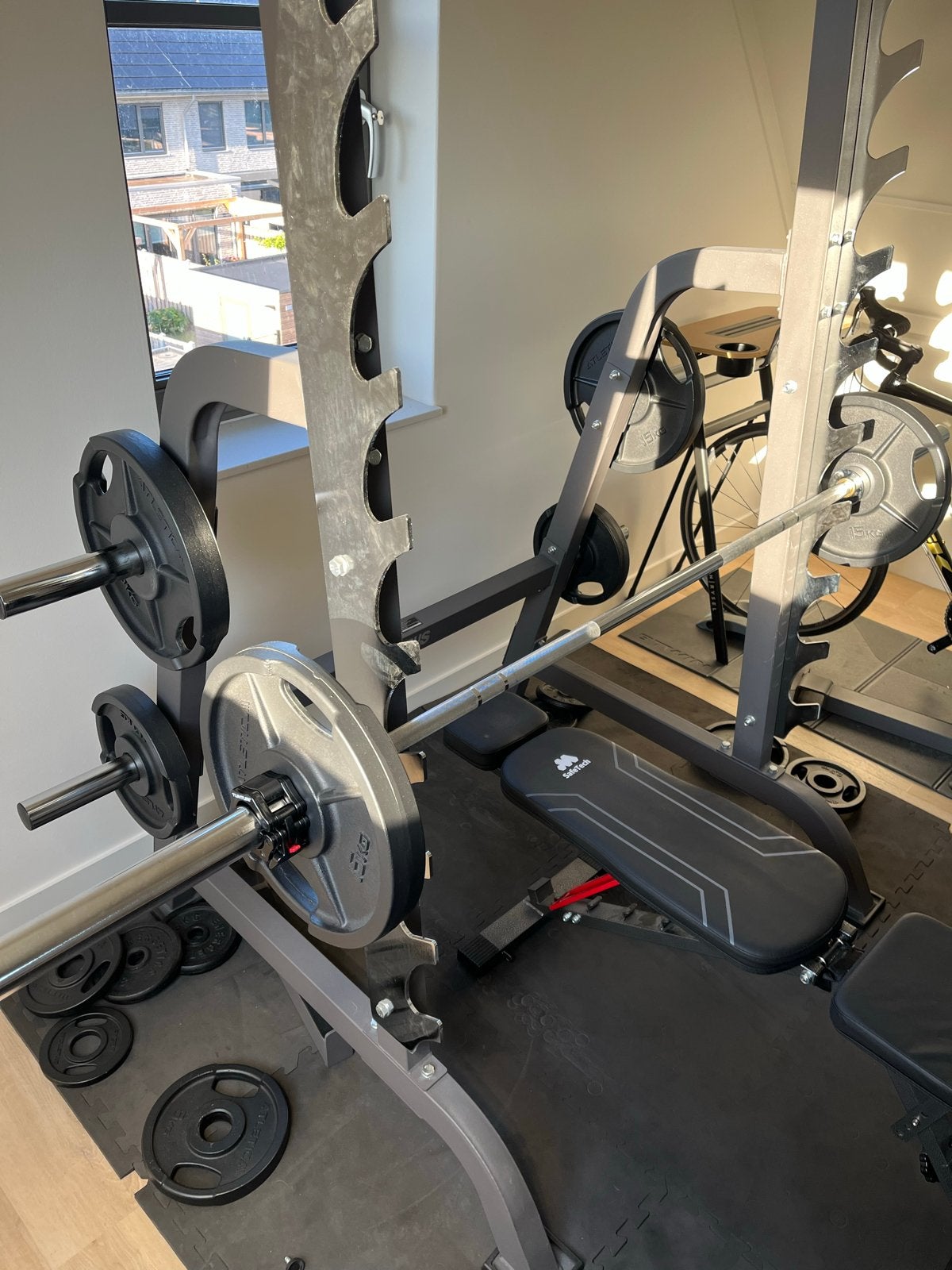 Squatrek met bankje, stang en halters, Ophalen, Zo goed als nieuw, Armen, Fitnessbank