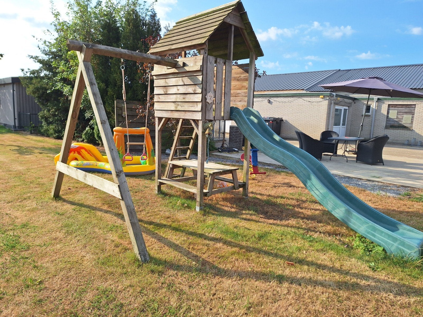 te koop houten Buitenspeelhuis met Glijbaan en Schommel, Kinderen en Baby's, Ophalen, Gebruikt, Hout