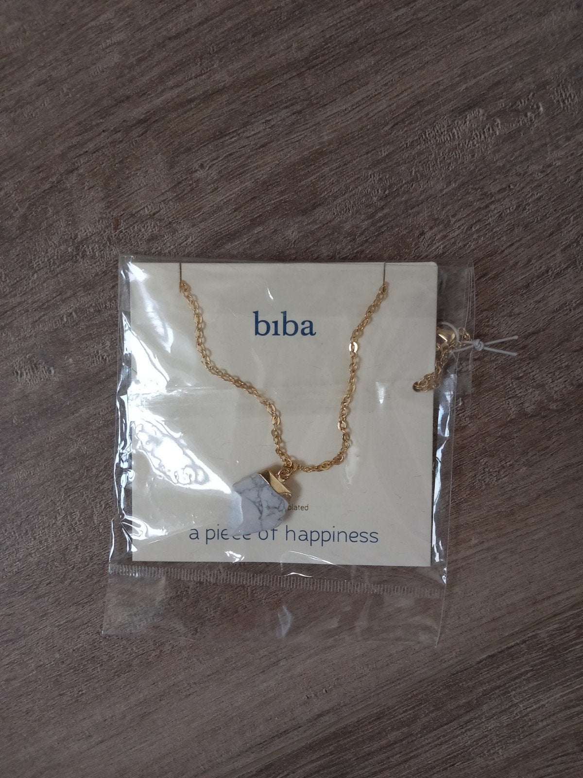 Nieuw! Gouden ketting biba met grijs/wit steentje als hanger, Ophalen of Verzenden, Nieuw, Wit, Goud
