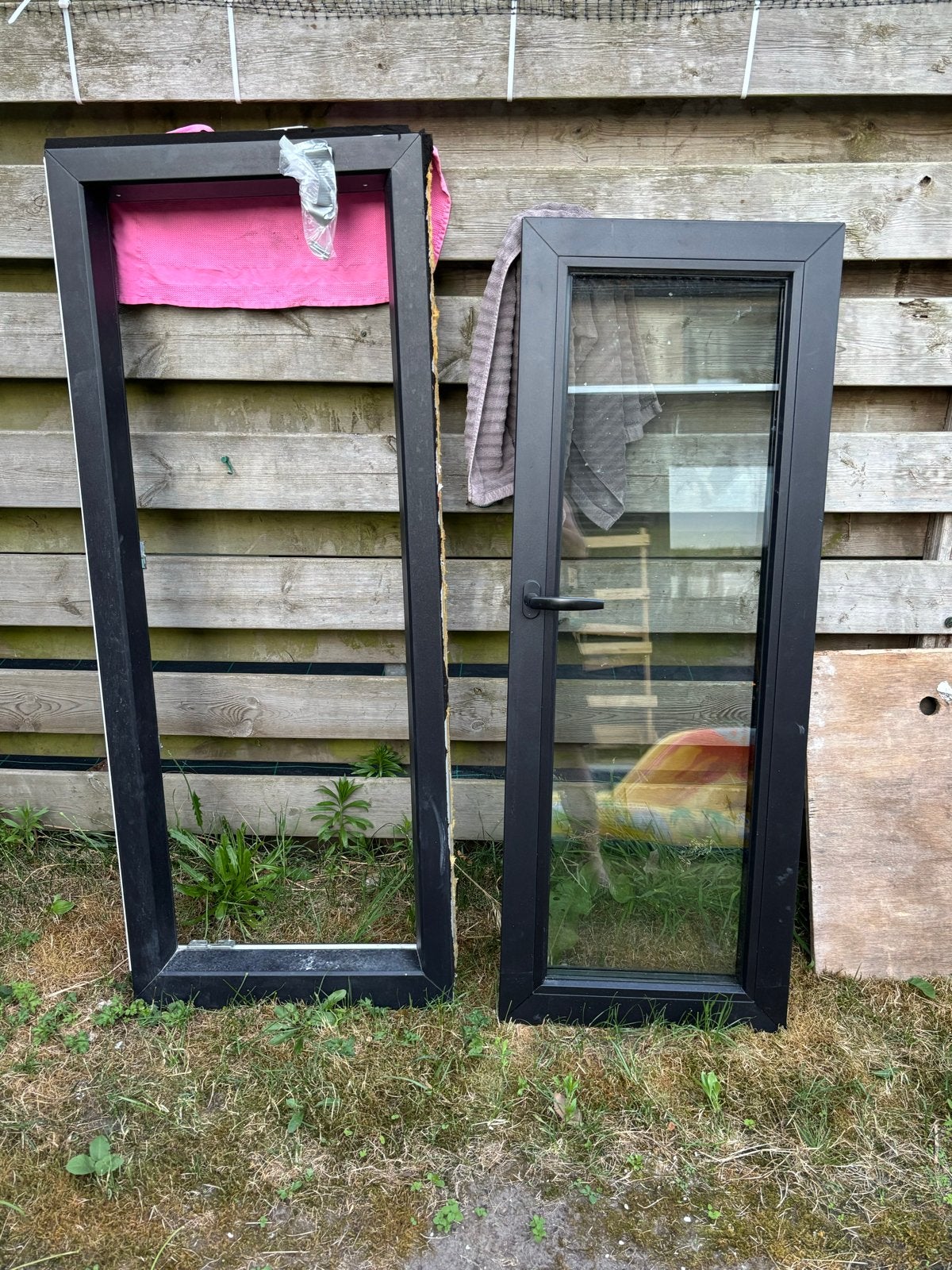 Zwarte kunststof kozijn met triple glas 142x57cm. Draai/kiep, Ophalen, Gevelraam of Ruit, Minder dan 80 cm, 120 tot 160 cm