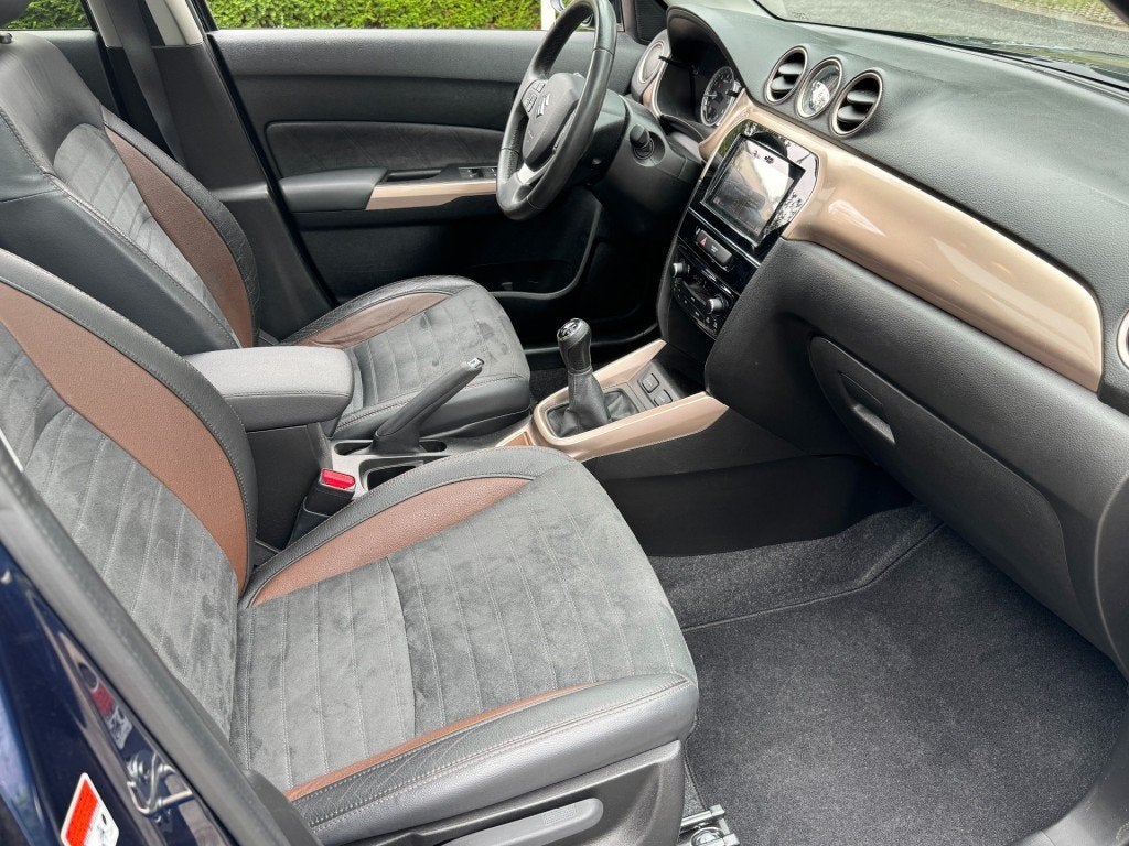 Suzuki VITARA 1.6 Experience Twotone/Pano-dak/Leder, Voorwielaandrijving, Euro 6, 4 cilinders, Handgeschakeld