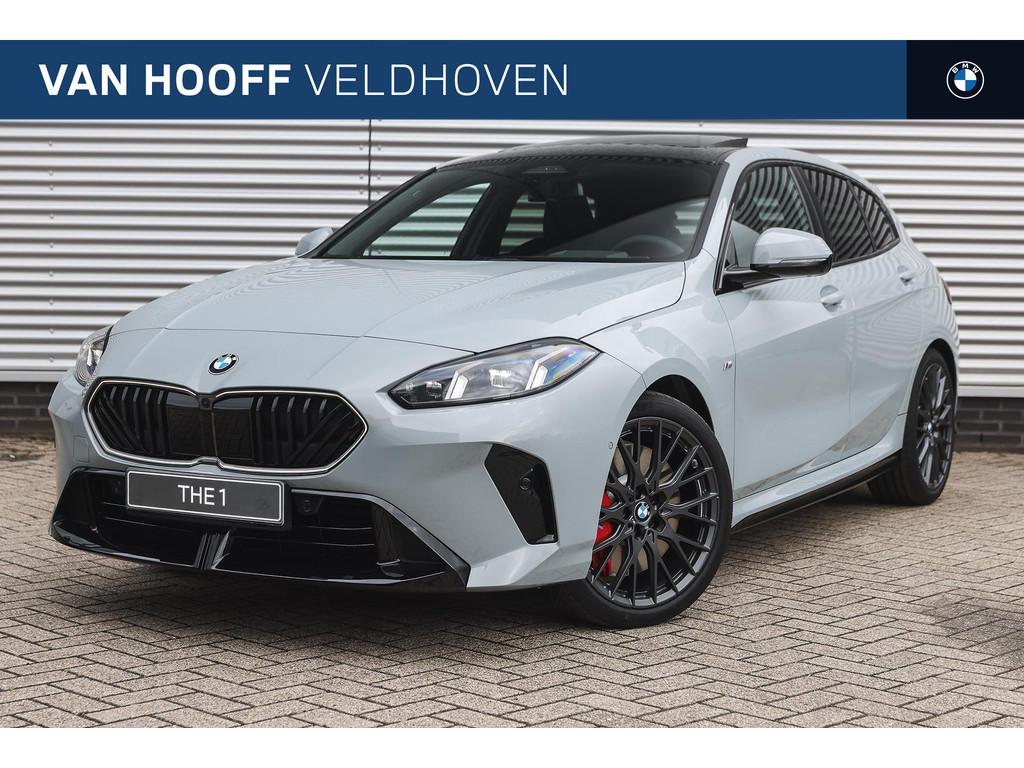 BMW 1 Serie 120 M Sport Automaat / Panoramadak / Sportstoele, Zwart, 156 pk, Bedrijf, 3 cilinders