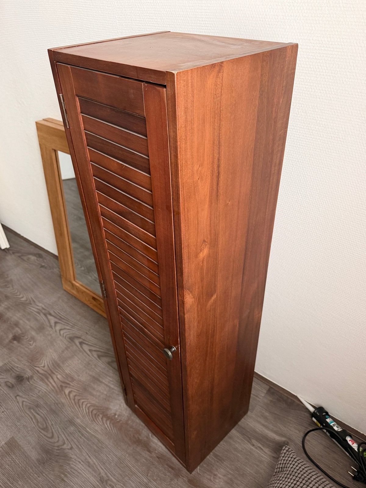 Smalle houten opbergkast met louvredeur – 120 x 35 x 30 cm, Ophalen, Zo goed als nieuw