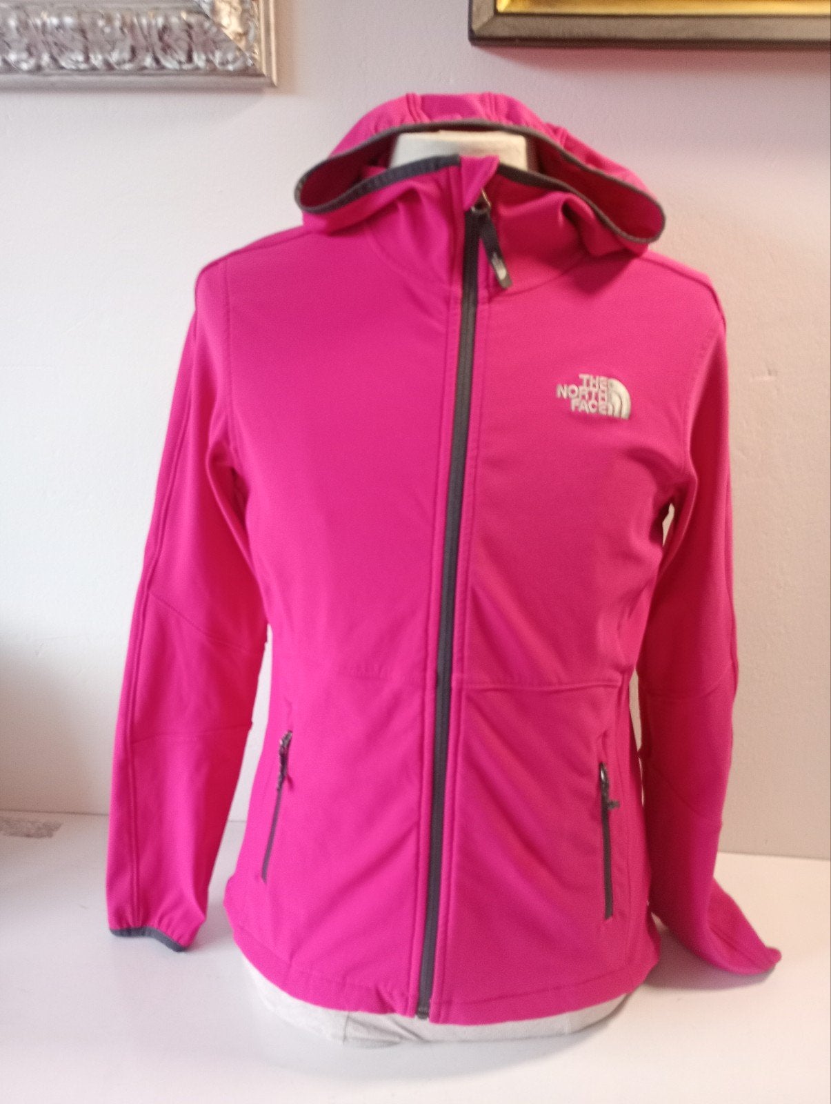 The North Face Softshell Jas Dames Roze Maat M, Maat 38/40 (M), Verzenden, VF Europe BVBA The North Face, Fountain Business Park C. Van Kerckhovenstraat 110 - Building 2/4 B-2880 Bornem / Belgium